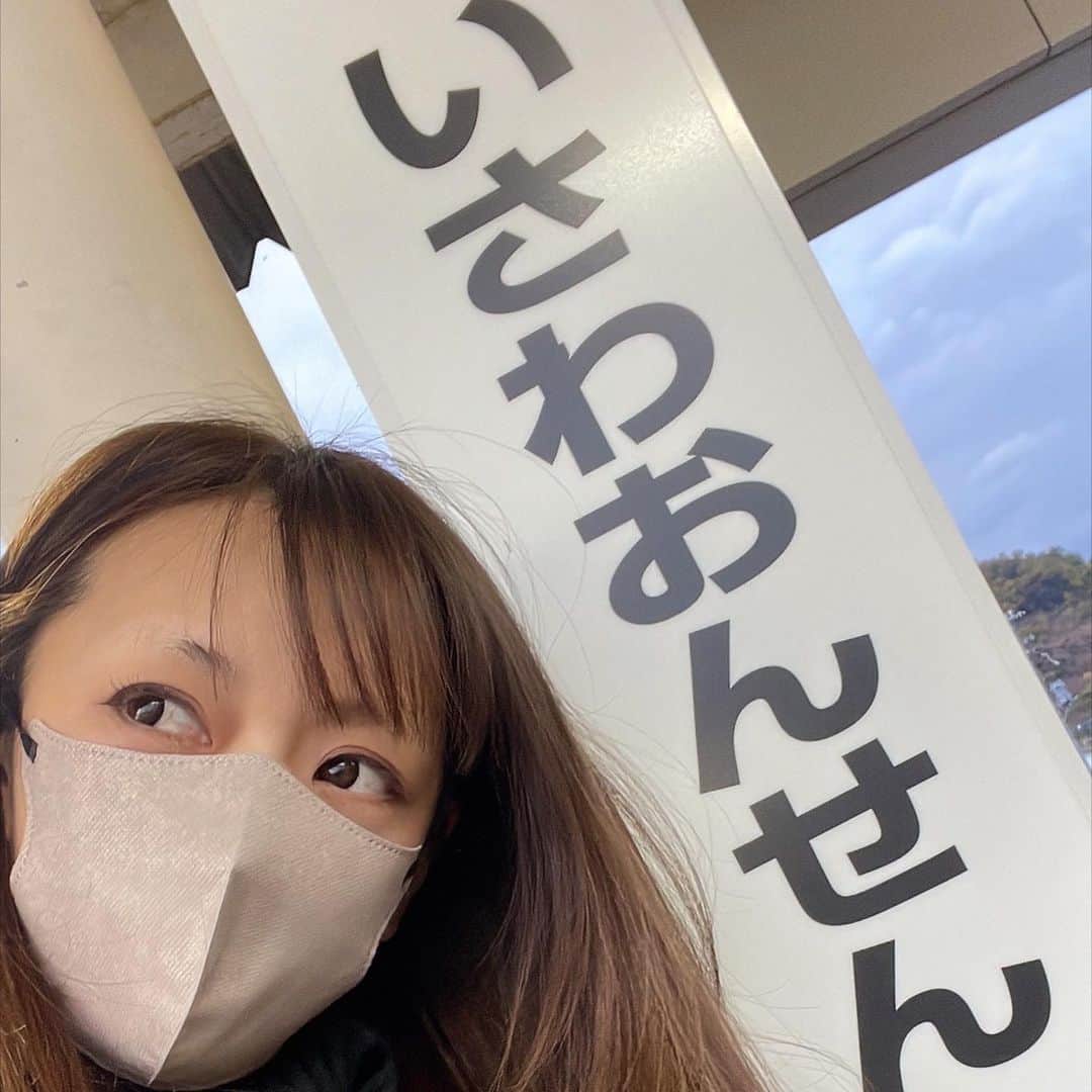 のインスタグラム：「大事な眉毛は大好きな石和に置いて帰る事にします(笑)  いや〜最高だった👏 フエフキヌーボーフェスタ2023🍇🍷 とにかくお客様が温かく更に石和好きになったよ✨ 前から好きやけど❤️  旦那さんが小、中、高と学生時代にいた場所なので パパのお友達、この間クラチャン🏌️になった @takashi_610 武藤選手までも⛳️ 沢山お友達と来てくれて感無量よ〜🫶  ホント知れば知るほど、魅力ある山梨✨ 美味しい食べ物多すぎるんよ😘 また、来年の石和の花火の来ないとね🎆  今日は最高の日でした🩷💙💛🌈  #フエフキヌーボーフェスタ2023 #笛吹市石和 #旦那の地元 #石和最高 #仕事では初 #やっと来れて嬉しい」