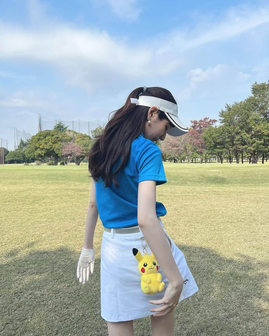 伊藤楓のインスタグラム：「⁡ ゴルフ初心者なので ボールは常にたくさん持っています⛳️ 11月なのに半袖でいけました！ ウェアは @newbalancegolf_japan  もこもこワッペンが可愛い🩵！！ ⁡ そろそろ寒くなるからスノボの季節かな〜❄️ ⁡ #ゴルフ #ゴルフ女子 #ゴルフウェア」