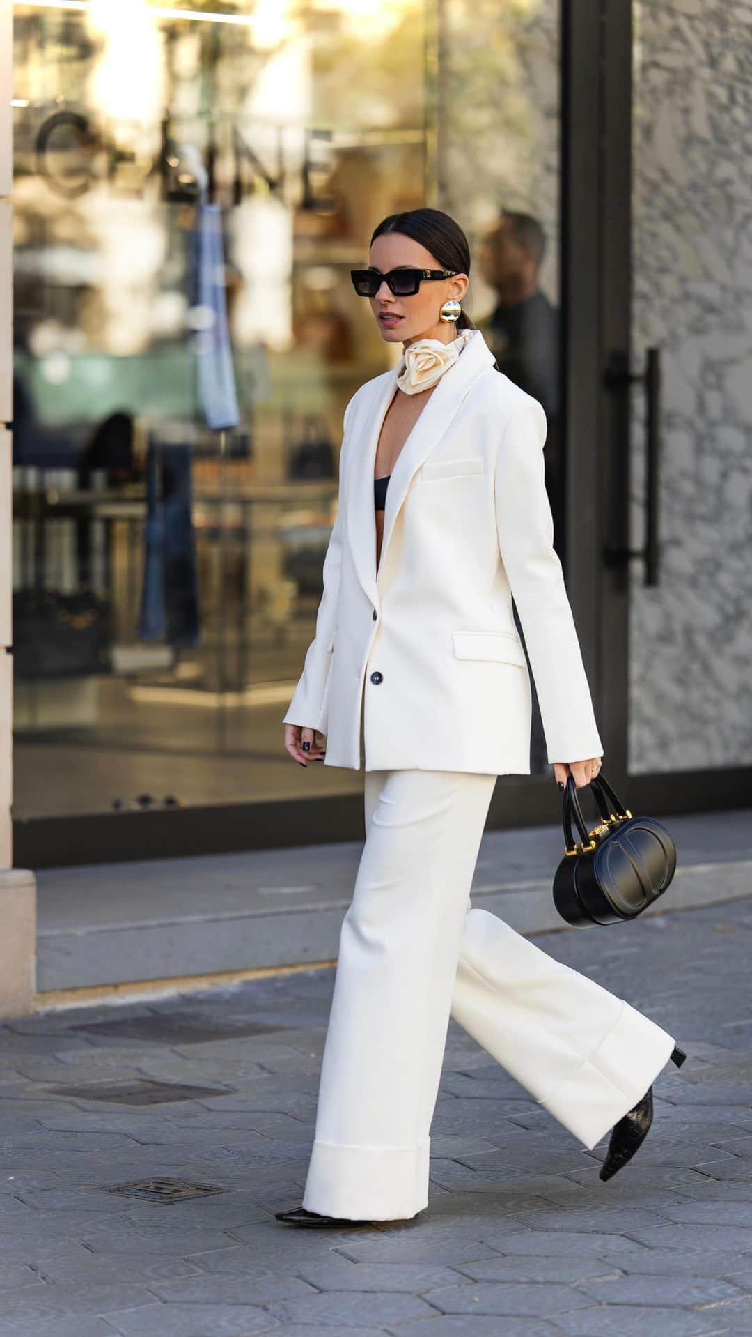 Zina Charkopliaのインスタグラム：「Total white looks are always a good idea 🤍 #totalwhite #fashion #style #daily 📷 @thestyleograph」