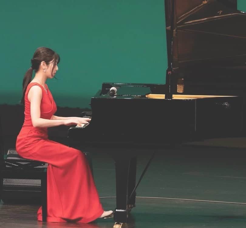小椋寛子のインスタグラム：「たまには弾いてる写真を😆📷  #ピアノ #ピアノ演奏」