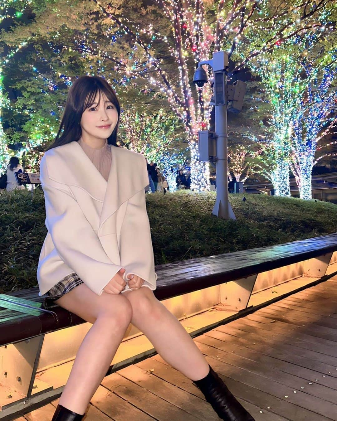 木南美々のインスタグラム：「⁡ ⁡ 友達とぶらぶらお散歩してたんだけど、 イルミネーションが始まっていました ⁡ 今年も見れたーとほっこりしたよ💕 みんなは冬は好きですか？☃️ ⁡ #グラドル #グラビア #インスタグラビア #水着 #グラドル自画撮り部 #gravure #bikini #bikinigirl #japanesegirl #cosplay」