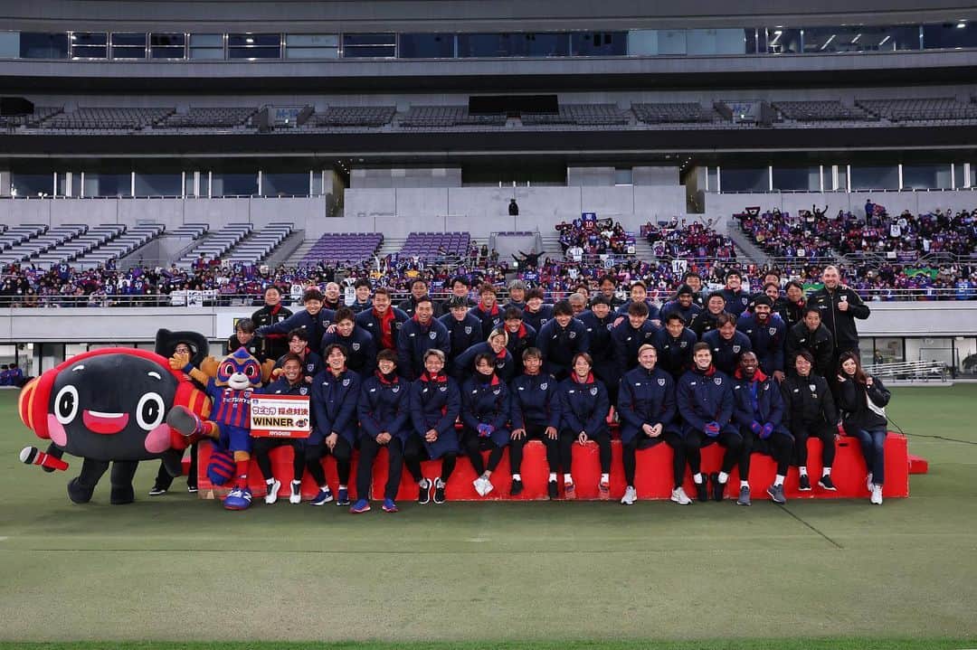 FC東京オフィシャルグッズのインスタグラム：「🔵2023 F.C.TOKYO FAN COMMUNICATION DAY presented by JOYSOUND🔴  本日開催したFAN COMMUNICATION DAY、たくさんのみなさまにご来場いただきました🤝☺️🔵🔴  お越しいただいたみなさま、寒いなかありがとうございました🙏😆🔵🔴 @fctokyoofficial  #FC東京 #fctokyo #tokyo」