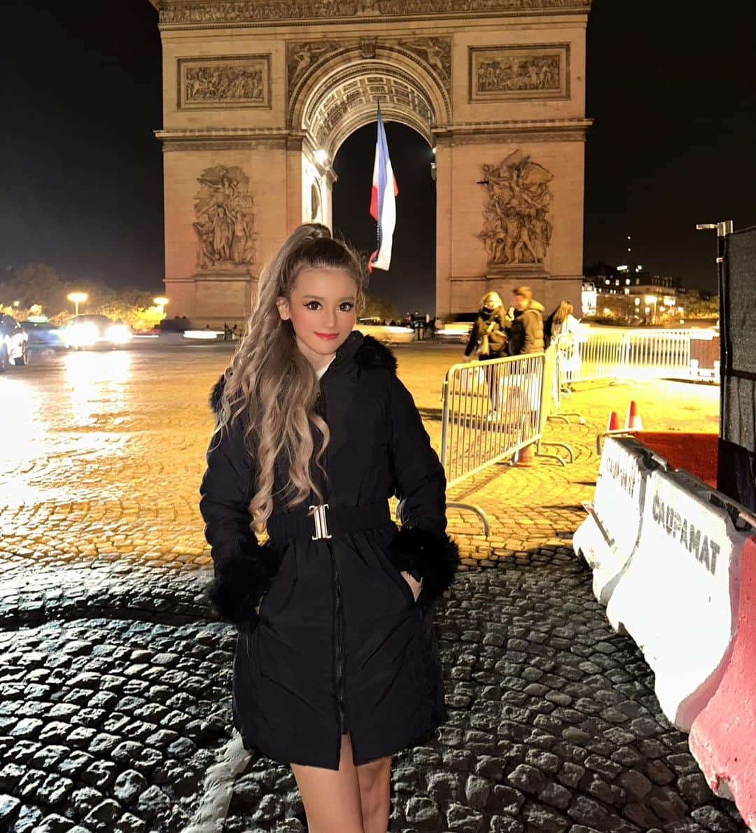 あやかのインスタグラム：「パリ旅行〜🇫🇷  夜の凱旋門行ってきたよ♡♡ . . #fashion#jaket#boots#winterfashion  #trip#france#paris #ダウン#ダウンジャケット#ショートブーツ #ポニテ#冬コーデ#旅行#パリ#フランス旅行  #たびじょ#ヨーロッパ旅行#凱旋門」