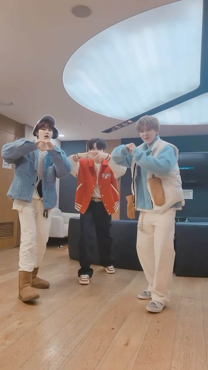 ヨンジェのインスタグラム：「#영재와_DoItChallenge 💪💚with #제로베이스원 #장하오 #석매튜 @zb1official   ▶ https://vt.tiktok.com/ZSNfvC7jW/ ▶ https://youtube.com/shorts/XZS0MaXc1uc?feature=share  #영재 #YOUNGJAE  #DoIt #두잇」