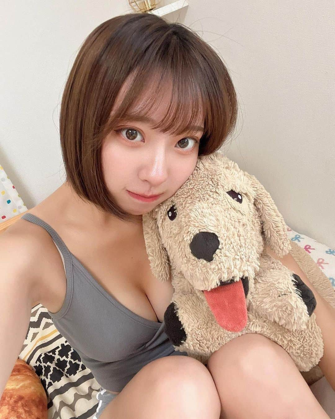 美女美容事情さんのインスタグラム写真 - (美女美容事情Instagram)「《相棒とツーショット🐶🩷》⁠ *⠀⠀⠀⠀⠀⠀⁠⠀⁠⠀⁠⠀⁠⠀⁠ 今回ご紹介させて頂きますのは!!👀❤️⁠⠀⁠⠀⁠⠀⁠⠀⁠ くるみ割り人形【くるみん】🩰🎀さん< @krm._.320 > の素敵なお写真📸⠀⁠⠀⁠⠀⁠ *⠀⁠ 色気感じるショート美女❣️✨ ぬいぐるみと同じポーズ可愛いです😝💛⠀⠀⠀⁠⠀⁠⠀⁠⠀⁠⠀⁠ *⠀⁠⠀⁠⠀⁠⠀⁠⠀⁠ くるみ割り人形【くるみん】🩰🎀さん< @krm._.320 > 素敵な投稿をありがとうございました☺️📸✨⠀⁠ くるみ割り人形【くるみん】🩰🎀さんのアカウントには他にも素晴らしい投稿が沢山ありますので是非覗いてみてくださいね💁‍♀️💙⁠ ⁠ ⠀⠀⁠⠀⁠⠀⁠⠀⁠ △▼△▼△▼△▼△▼△▼△▼△▼△▼ ⁠⠀⁠⠀⁠⠀⁠ ❤️🧡💛「ビジョビ (美女美容事情)」💚💙💜⠀⠀⠀⠀⠀⠀⠀⠀⠀⠀⠀⠀⠀⠀⁠⠀⁠⠀⁠⠀⁠⠀⁠⠀⁠ 👇掲載ご希望の方は👇⠀⠀⠀⠀⠀⠀⠀⠀⠀⠀⠀⠀⠀⠀⠀⁠⠀⁠⠀⁠⠀⁠⠀⁠⠀⁠ @b_b_j.jタグ付けと🖤 #ビジョビ ⁠⠀⁠ 🖤タグ付けお願いします⠀⠀⠀⠀⠀⠀⠀⠀⠀⠀⠀⠀⠀⠀⠀⁠⠀⁠⠀⁠⠀⁠⠀⁠⠀⁠ △▼△▼△▼△▼△▼△▼△▼△▼△▼ ⁠⠀⁠ #美女#美人#ショートヘア #ボブヘア#お家コーデ #インスタ美人#インスタ美女」11月12日 18時45分 - b_b_j.j