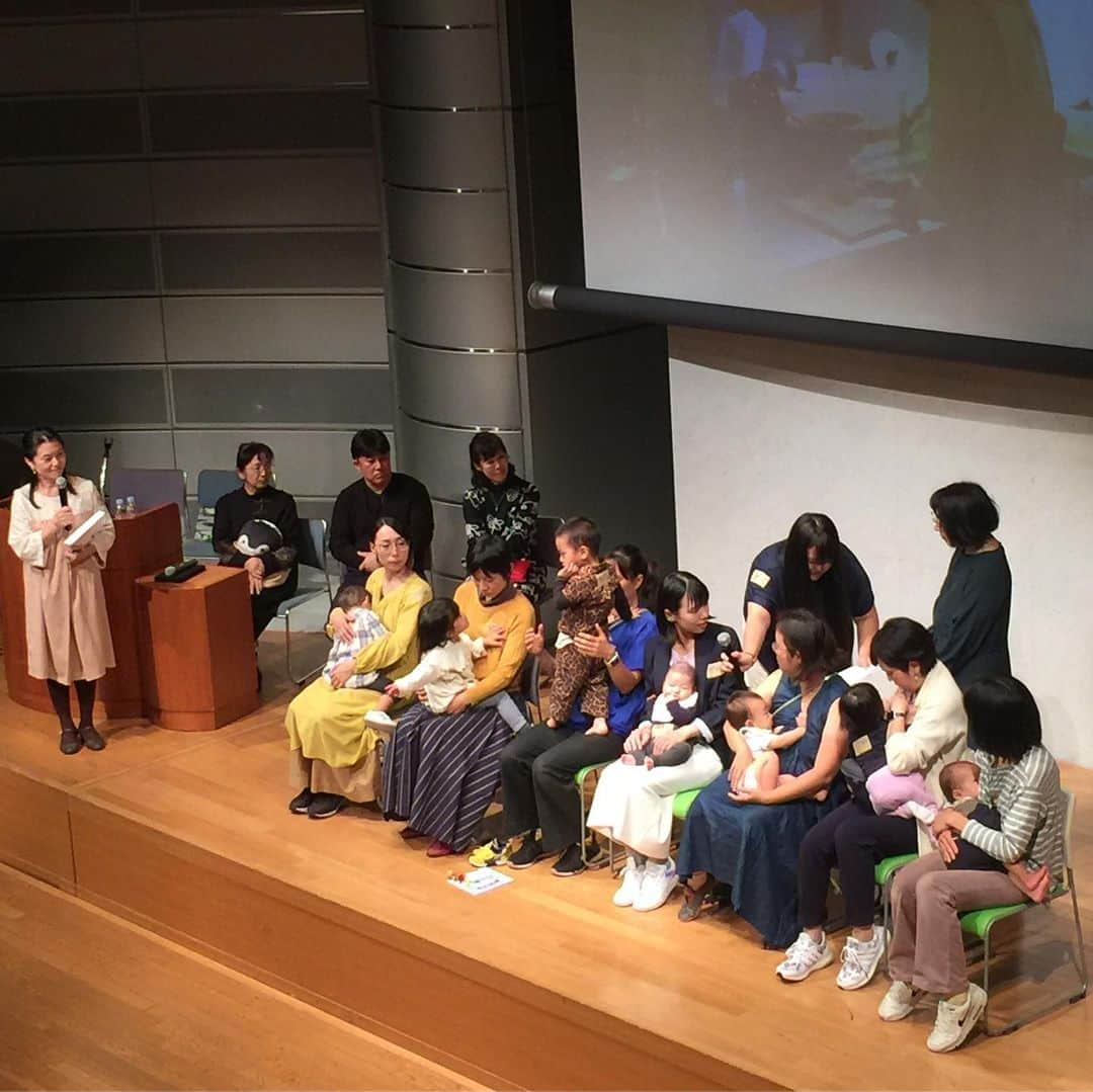 鈴木夏未さんのインスタグラム写真 - (鈴木夏未Instagram)「寒い雨 日曜午前中に  ご来場頂き 誠にありがとうございます❤︎  2023/11/12 いいお産の日  in 東京ウィメンズプラザ  無事閉幕致しました！  -----------------------------  今年のテーマは防災  赤ちゃん連れで 避難されたお話から 様々な苦労がある中  モーハウス授乳服着用 さりげなくステージ上で授乳していた 授乳ショーをご覧頂いたことを通じて 着る防災の意味合いが伝わり嬉しいです♪  授乳服のご試着は直営店舗へ @mohouse_nihonbashi   胸元を隠して 授乳できることは 大きな防災と防犯に繋がると 深いお話を聴くことができました◎  日常生活で離乳食へ応用できそうな カップで赤ちゃんに飲ませてあげる 具体的な方法のレクチャーも必見です❤︎  -----------------------------  小学4年生9歳の息子が 会場の方とお話して 素敵なプレゼントを頂きました！  ウィメンズプラザ様 ありがとうございます！  いいお産の日イベント 授乳ショー司会進行を務めてくださった 母乳110番さまの小冊子 @bonyu110ban  赤ちゃん連れ「災害時の授乳まるわかりBOOK」や  フェムテックジャパンさまより @femtech_japan  ナチュラルムーン女性用ナプキンプレゼントがあり 女性向けスペシャル特典をありがとうございました！  -----------------------------  普段着が着る防災になり モーハウスの授乳服なら どこにいても 赤ちゃんのタイミングで 母乳を飲ませてあげれます！  マタニティ兼用授乳服を 妊娠中からぜひ ご活用ください❤︎  -----------------------------  #赤ちゃんのいる生活  #赤ちゃんのいる暮らし  #授乳 #母乳 #赤ちゃん  #モーハウス日本橋ショップ  #東京都 #中央区 #出産  #子連れ #子連れ出勤 #母乳育児 #授乳服 #新生児  #マタニティ #モーハウス  #こどものいる暮らし  #イベント #東京  #お出かけ  #新生児 #臨月 #出産準備  #母乳110番  #子連れスタイル推進協会  #授乳ショー #ウィメンズ  #東京ウィメンズプラザ  #母乳講座」11月12日 18時45分 - natyumisuzuki