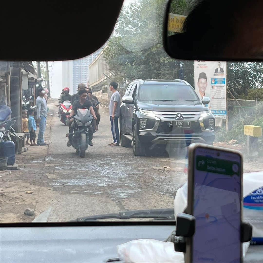 植田朝日のインスタグラム：「🇮🇩🇮🇩🇮🇩  Grabの運転手がバカ過ぎてキレそう‼️💢  ホテルから30分で到着の場所へナビ通りじゃないルートで行き、道が無くなっちゃった。。。  そして現在、車がすれ違えない道で立ち往生なう。  到着予定時間、1時間半後。。。  どうしてくれるの⁉️  続報を待て。苦笑  #朝日旅 #サッカー旅 #FooTravelleR #インドネシア旅」