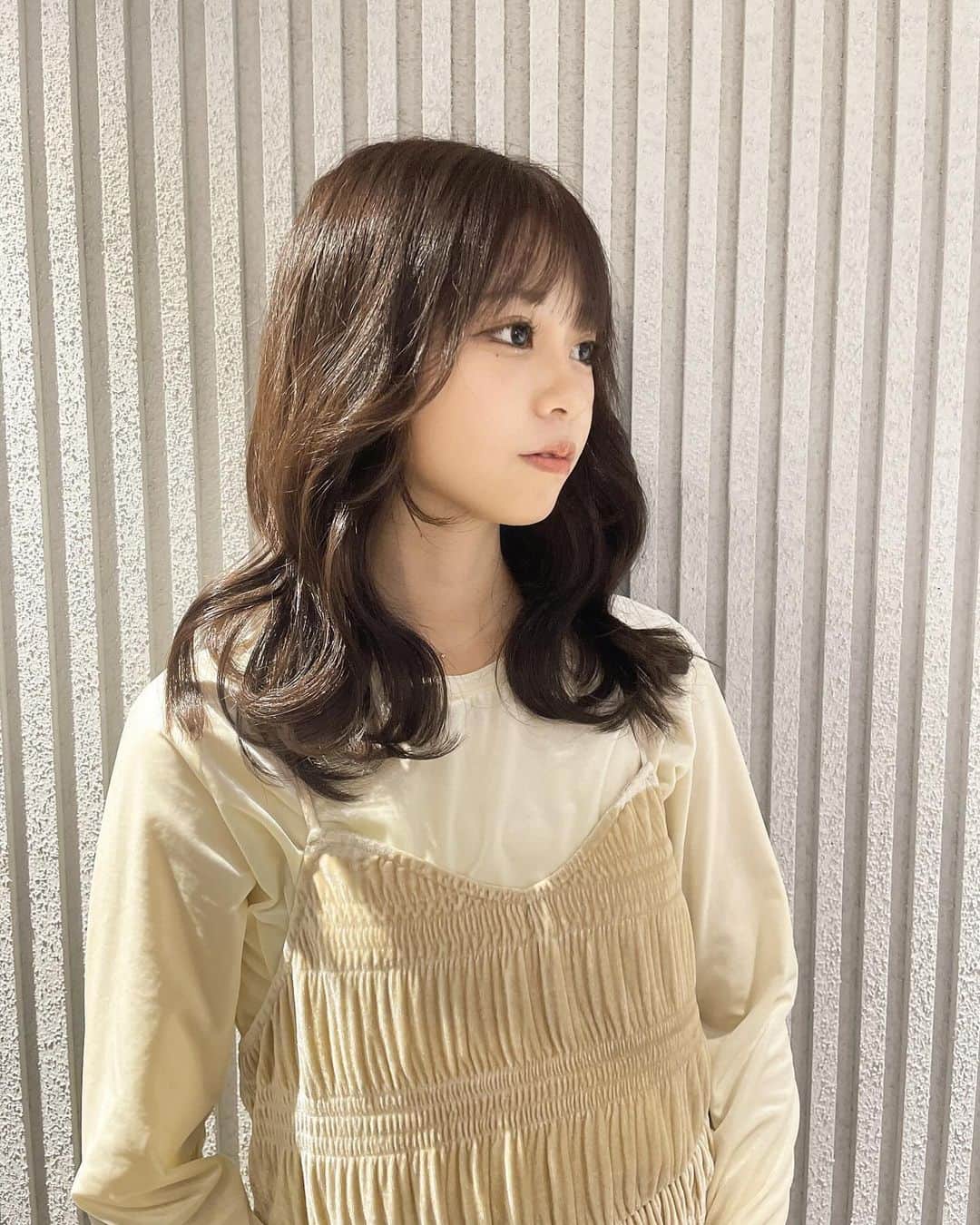 はやめいのインスタグラム：「. 久しぶりの美容室 〜 🪄︎︎  カラーとトリートメントを していただきました 🤍  透明感のでるチョコレート カラーでオーダーしました 🍫   @boappu_ami  @exte_omotesandou  @pullexte_official   エクステもまた機会があれば つけたいなぁ 💭  むすめにも優しく声を かけてくださって嬉しかったです🍓  あみさんありがとうございました 🐰」