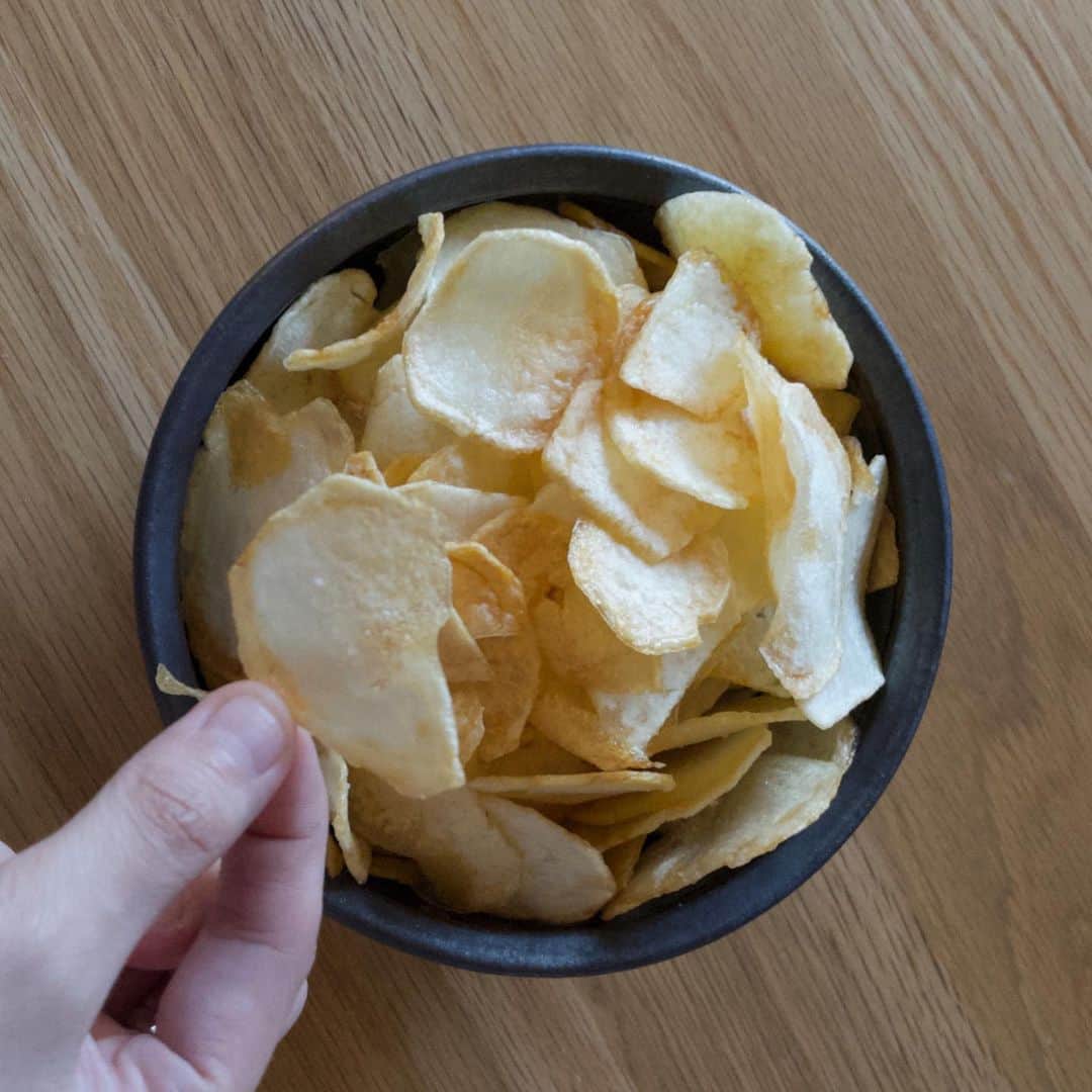 きのこのインスタグラム：「ポテチが無性ーーーーに食べたくて じゃがいも🥔買って速攻で自家製ポテチを作りました。  ちょいと手間はかかるけど、美味しいしペロリ。  最近料理や食べることが本当に楽しくて、いろんなことを挑戦中。  丁寧な料理やダイエットのご飯なども気になるけど、やっぱり好きなものは食べたいよねって。  けど、ちょっとだけ手間をかけて少しヘルシーにできればなーって笑  じゃがいも🥔と塩だけ。🧂(油も？)  オススメ料理などあればよければ教えてください☺︎  たまにはいいよねー！  器は @belluria さんで買った出西窯!!」