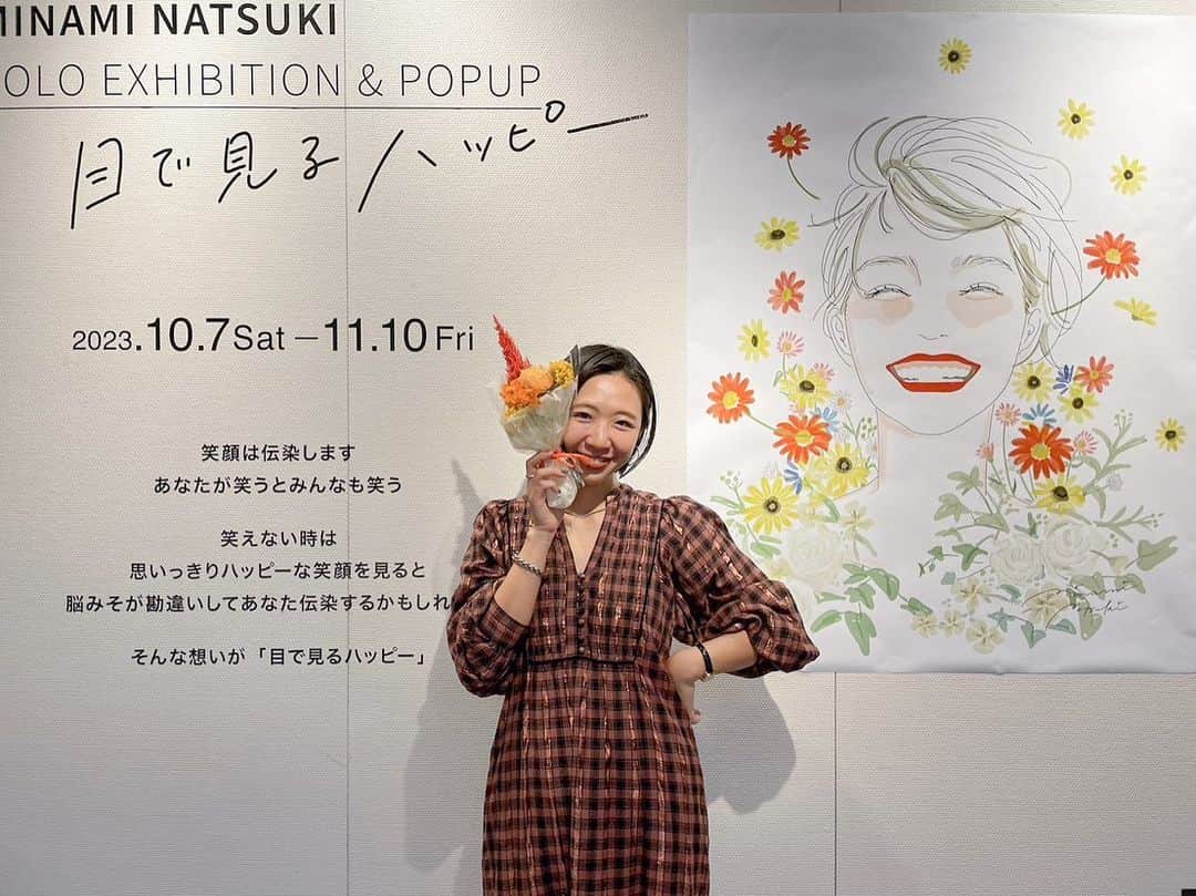 南夏希のインスタグラム：「⭐️💋 ⁡ 𝗠𝗜𝗡𝗔𝗠𝗜 𝗡𝗔𝗧𝗦𝗨𝗞𝗜 𝗦𝗢𝗟𝗢 𝗘𝗫𝗛𝗜𝗕𝗜𝗧𝗜𝗢𝗡 & 𝗣𝗢𝗣𝗨𝗣 𝘛𝘚𝘜𝘛𝘈𝘠𝘈 𝘉𝘖𝘖𝘒𝘚  ⁡ ついに11/10で無事終了しました⭐️ ⁡ 来てくださった方 来ようとしてくださった方、 ありがとうございました😊らぶ🫶すき🫶 ⁡ ⁡ 8月の軽井沢から始まって 名古屋→東京(二子玉川&代官山)→大阪 ⁡ 3ヶ月間、ぴゃ〜っと過ぎていきました🌪️ めまぐるしかった〜😵‍💫  泣き言を聞いてくれた友人たちありがとう♡ ギックリ腰やった時はもうダメかと思った ⁡ ⁡ 4カ所で似顔絵をさせてもらいましたが、 どこの場所でも一生忘れない出会いがありました☺️ みなさんすごく楽しみにしてくれてて、 きゃっきゃしながら思いの丈を語って下さるのを 一緒にきゃっきゃしながら過ごすのは、 わたしのご褒美の時間🙈💓🙈 ⁡ ⁡ いつもひとりで地味にやってることが きちんと届いてて、 誰かのパワーになってることもあって、 不思議だけど本当なんだなあと 展示でみなさんに会う度に思います💭 ⁡ 絵を描くのが好きでよかった❣️グッジョブわたし〜 ⁡ ⁡  最後に、ずっと一緒にやってくれた企画の田口さん、 スーパーありがとうございました😊 田口さんが田口さんでよかったです😊 また引き続き♡  ⁡ ⁡ ◽︎落ち着いたら額絵とグッズのONLINEやります☺︎ ⁡ ◽︎来年もカレンダーあります☺︎ ⁡」