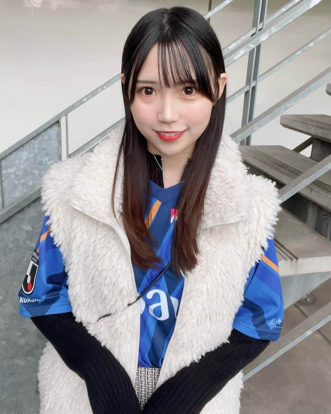 尾上美月のインスタグラム：「最終節行ってきました💙🧡⚽️  最初いけない予定だったから、ユニフォーム長崎の実家に置いてきてたんですけど、急遽行けることになったので実家からユニフォーム送ってもらいました😉📮（ありがとうお母さん）  今シーズンは、毎月スタジアム行けて良かったです☺️  来シーズンはもっと沢山スタジアムで観たいなぁ💭📣🏟️  #vvaren #vファーレン長崎 #jleague #jリーグ #jリーグ好きな人と繋がりたい #サッカー #サッカー観戦 #ユニフォームコーデ #ユニフォーム女子 #ユニフォーム #ootd #fashion #ootdfashion #フクダ電子アリーナ #スポーツ観戦」