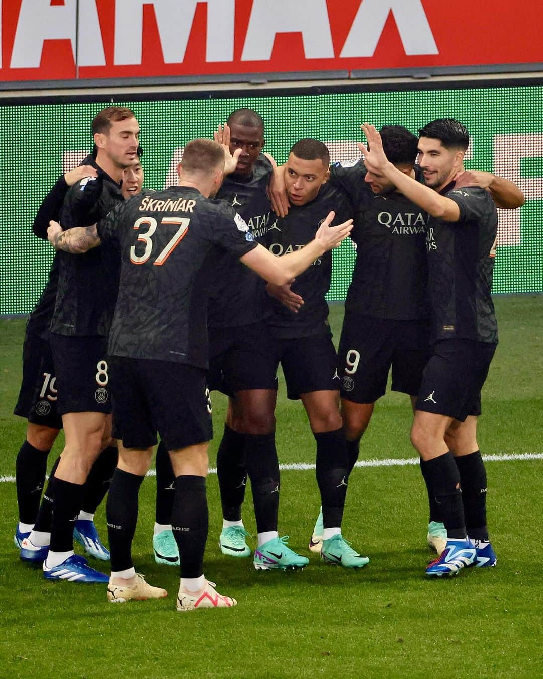 パリ・サンジェルマンFCのインスタグラム：「Celebration of the day with @ooredooqatar 🤩❤️💙  #SDRPSG」