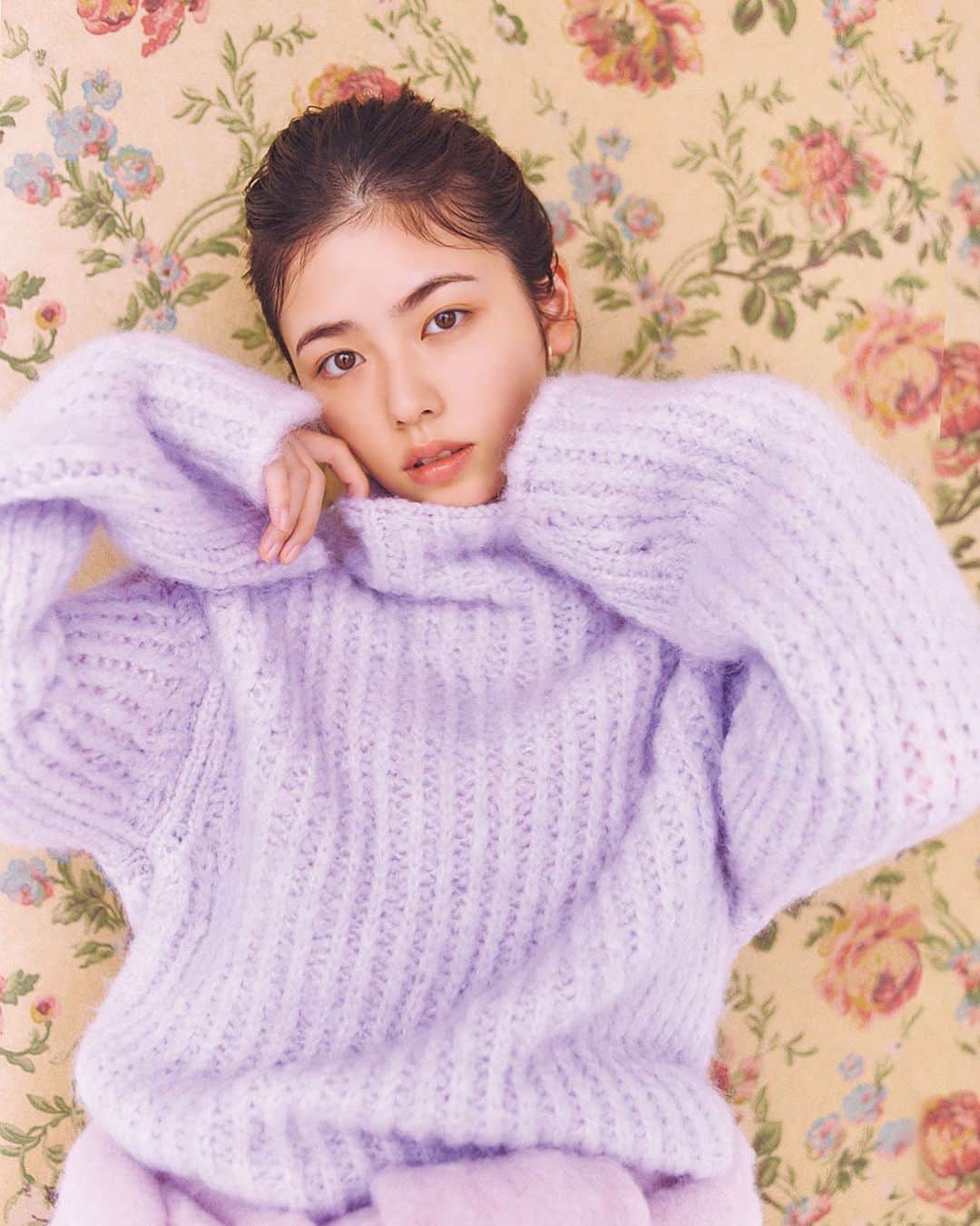 のインスタグラム：「💟sweet12月号 好評発売中💟  週末グッと気温が下がりましたね！  最新号では、そんな寒くなってきた今すぐに着たくなる“ふわもこニット”を、小芝風花ちゃんが素敵に着こなしてくれています🥺💕  見た目も着心地も高揚感爆上がりなふわもこニットがあれば、この冬のおしゃれは攻略間違いなし📖💭  @fuka_koshiba_official   #sweet12月号 #スウィート12月号 #小芝風花」