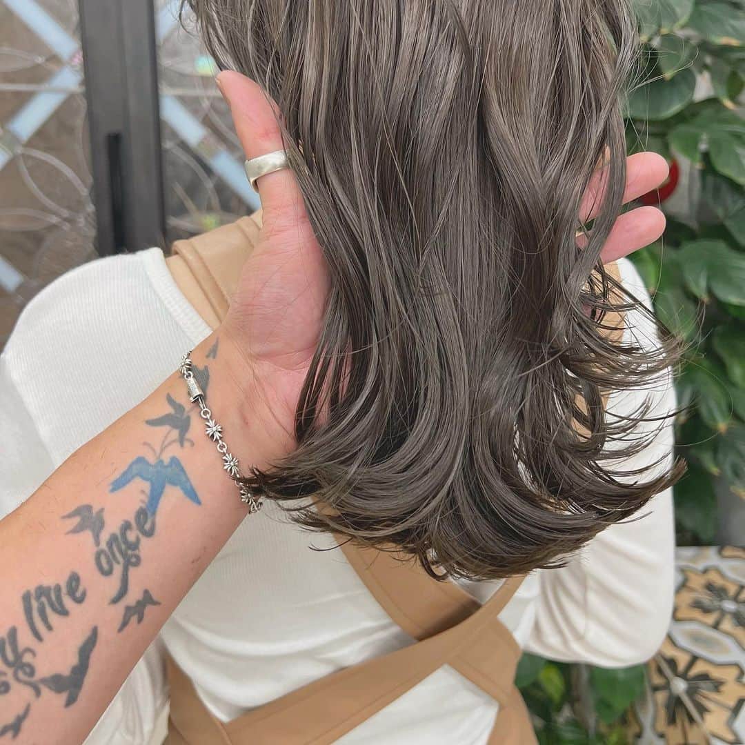 兼井遼のインスタグラム：「オリーブグレージュ＊  柔らかくほつれるヘア😌  ツヤのある 暗くても透明のある カラーならお任せください☺️  11月12月のご予約も まだまだお取りできます🙇🏻  ご質問などは コメントにてお問い合わせください！😌  #ケアカラー  #ヘアアレンジ  #ケアダブルカラー  #巻き方  #髪質改善カラー  #イルミナカラー  #ミルクティーベージュ #グレージュ  #ケアブリーチ  #ハイライトカラー  #ハイトーンカラー  #ブリーチ  #ダブルカラー   #インナーカラー  #オリーブアッシュ  #グラデーションカラー  #グレージュカラー  #ツヤトーン  #パーマ  #艶髪  #外国人風  #髪質改善トリートメント  #くびれヘア  #シースルーバング  #髪質改善  #ラベンダーグレージュ  #オリーブグレージュ  #トリートメント  #ヘアアクセサリー　#インナーハイライトします」