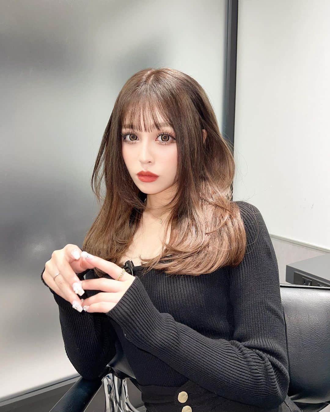土屋怜菜（れいぽよ）のインスタグラム：「⁡ ⁡ 相当な大イメチェンになりました🐰🖤 すぐ色落ちしちゃうから相当濃いめに色入れてもらった🥺🩷 カラーもスタイリングも天才 @shumukh_kotu くん まじありがとうだよ〜😭💖💖 ⁡ ⁡ まつげさんパリジェンヌもしてきたっ👀🤍 @_yuki_eye_ ちゃんさすがすぎていつも綺麗にまつげ ぐるんぐるんとあげてくれてありがとうですっ🙌🏻 お土産もありがとうございましたっ🇰🇷✨️」