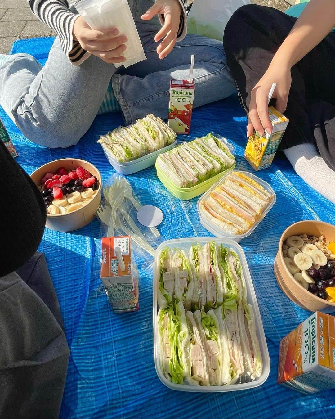 柳澤杏さんのインスタグラム写真 - (柳澤杏Instagram)「友と手作りサンドとアサイーで秋ピク🥪🍁  落ち葉投げて"ふぁー🍂"って映えショット狙ったけど思ってたんとちゃう^ ^笑  来週も1週間がんばろけ🫶🏻」11月12日 18時53分 - an_yngsw