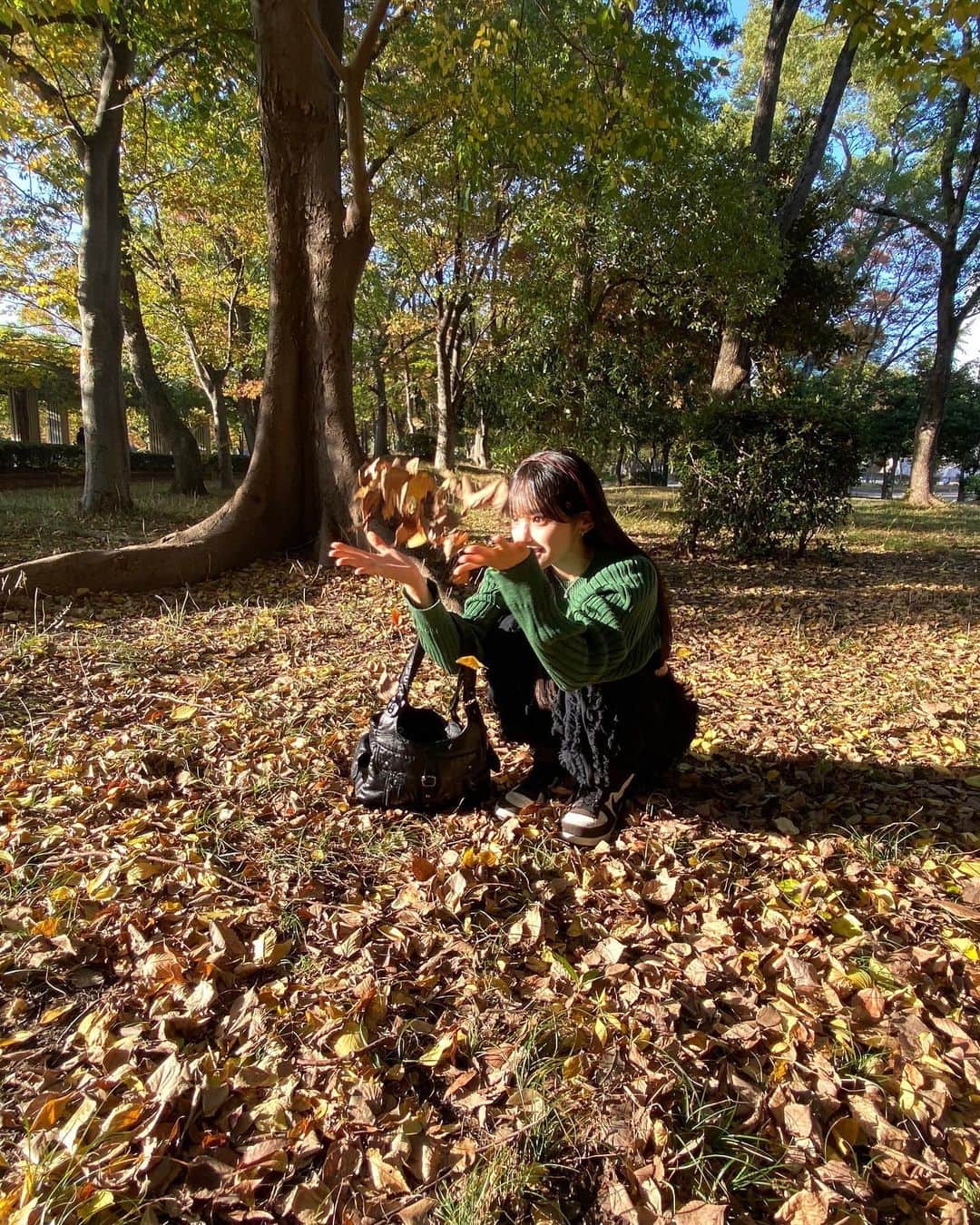 柳澤杏さんのインスタグラム写真 - (柳澤杏Instagram)「友と手作りサンドとアサイーで秋ピク🥪🍁  落ち葉投げて"ふぁー🍂"って映えショット狙ったけど思ってたんとちゃう^ ^笑  来週も1週間がんばろけ🫶🏻」11月12日 18時53分 - an_yngsw