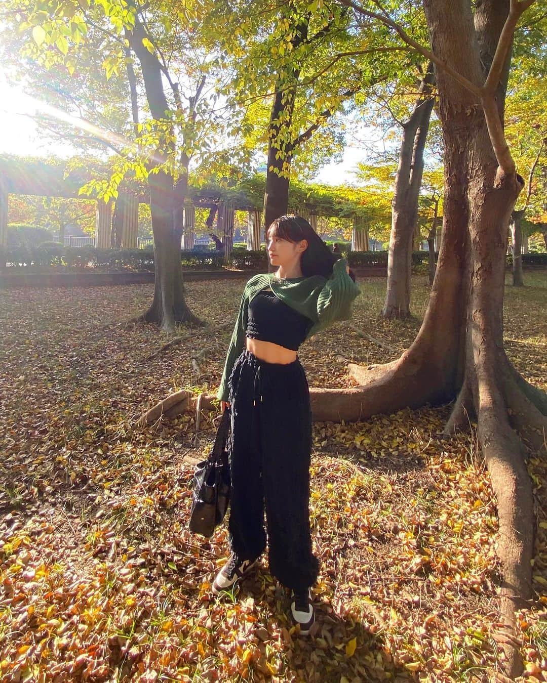 柳澤杏のインスタグラム：「友と手作りサンドとアサイーで秋ピク🥪🍁  落ち葉投げて"ふぁー🍂"って映えショット狙ったけど思ってたんとちゃう^ ^笑  来週も1週間がんばろけ🫶🏻」