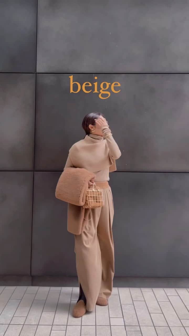 Ayaのインスタグラム：「ハイネックコーデ3LOOK また静止画は後日載せますね！ 昨日ポストしたUNIQLOのチャンキーストールは オールグレーで合わせました。 オールベージュも好きだけど、オールホワイトも今度やってみます！ いよいよ冬本番の寒さで、今夜はお鍋にしよー❣️ トマト鍋？カレー鍋？モツ鍋？水炊き？ スーパーに行った時にきまらなくて 結局どんな鍋にしてもいいように、買ってきてしまったから、連日鍋だなぁ。。。  ❶beige tops @deuxiemeclasse  pants @un_number.official shoes stole @maxmara  bag @zanchetti_japan  ❷gray tops @deuxiemeclasse pants @un_number.official stole @uniqlo  ❸tops @prankproject_official skirt @un_number.official  White tops @zara shoes @nike  #オールグレー#オールブラック#オールベージュ#ワントーンコーデ#40代#40代ヘアスタイル#40代ママ#チュールスカート#ロングブーツ#maxmara#maxmarateddybear#チャンキーストール」