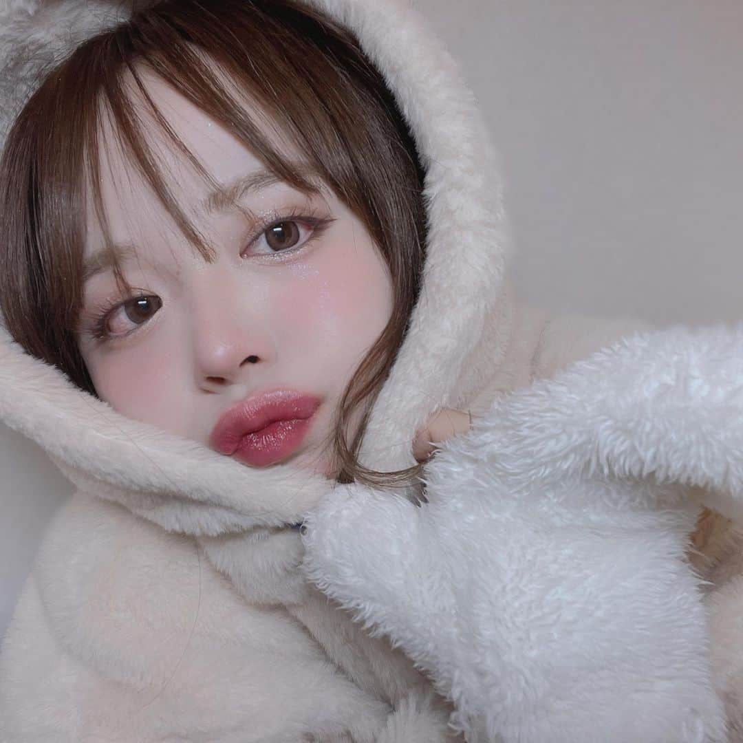 蘂のインスタグラム：「冬メイクしてみました❄‪⋆*   @emeryemily_official からでてるグリッターが雪の結晶みたいに キラキラしてて可愛すぎるから目全体にのせちゃった＾＾ アイシャドウも涙袋もエミリーエミリーのコスメ使ってます𖤐´- ・ カラコンは  @queeneyes_official のモカロールです☕️𓈒 𓂂𓏸((普段より小さめ 冬メイクは肌のトーン明るめにしてピンクチークとピンクリップで かなり可愛くなるからみんなもやってみてね( σ -᷅ ̫̈-᷄ )σ ・ ・ ・ #emeryemily #エミリーエミリー ・ #クイーンアイズ #ラルムナチュラル #カラコン #モカロール」