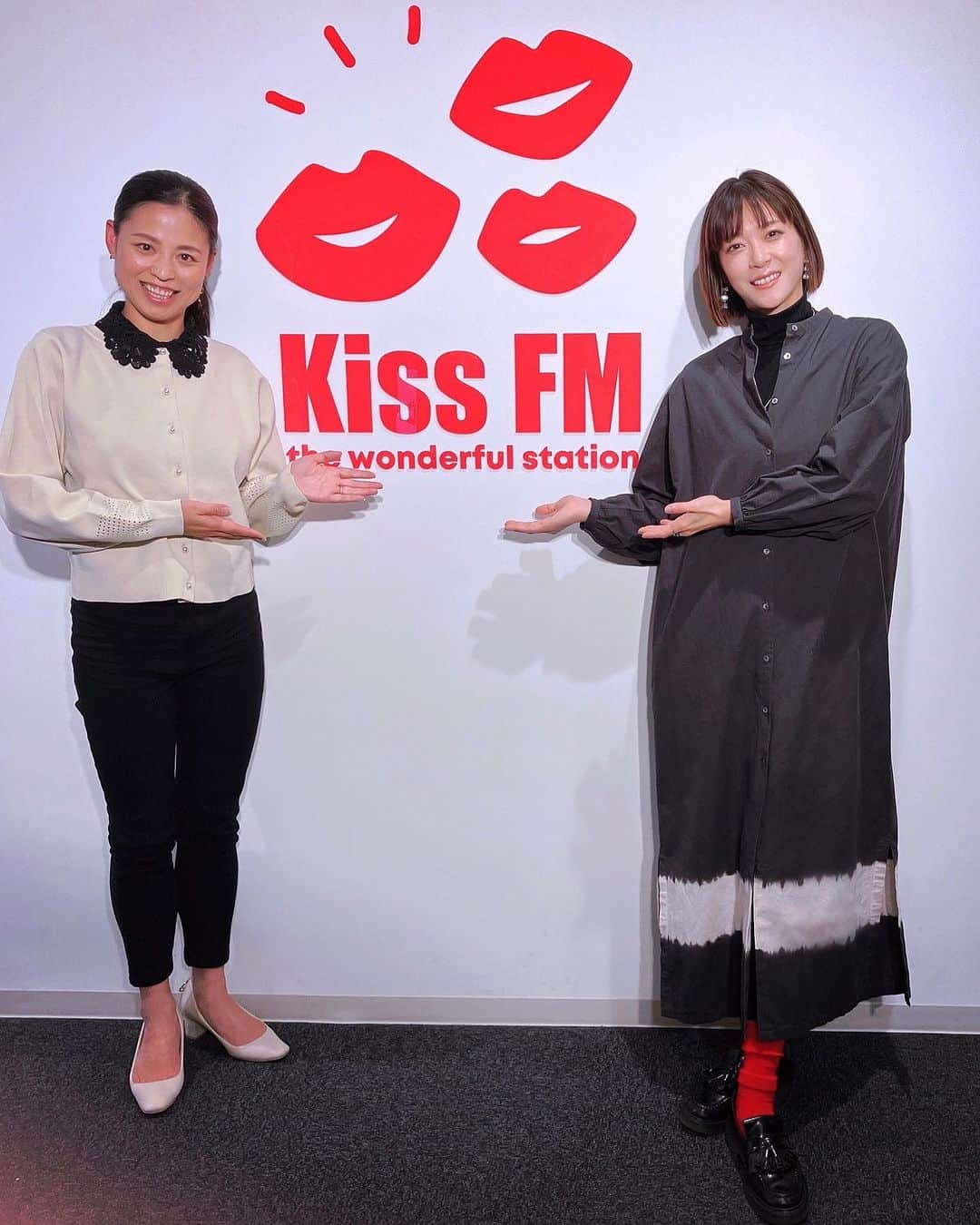 上野樹里のインスタグラム：「11/11.神戸大丸さんで、pop upのトークショーの前に、神戸のラジオ「Kiss💋FM kobe」さんでラジオ収録していました😄📻よくディナークルーズに神戸の叔母を連れて行ってたのですが、その乗船場のそばに、新しく移転したラジオ局があったのは驚きでした❗️（神戸オリエンタルホテルの2階です😳）私はKiss FM kobe さんを聴いて育った地元民の1人です🤭 加古川の観光大使同士で、小林祐梨子さんと初トークしました😊学生時代陸上部というのも同じでした。色々お話が盛り上がった帰り際、つかさずディレクターの片平さんが「2週分にさせてもらってもええですか？」と。というわけで有難いことに、放送が2週分に増えました🤣ラジオをお聞きになられた方は、私の大きな「喝〜っ‼️」コールが聞けます。女優業やっててこのコールを求められる機会は後にも先にも無いと思います笑 小林さん、ディレクターの片平さん、ありがとうございました😄🎙️  Kiss FM KOBE「ENERGY FRIDAY!!!」 11月17日（金）午前10：00～10：15頃OA （11/24もO.A） #KissFMKOBE  11/24はTBSテレビ  A-studio+ もO.Aです。📺  12/1全国公開の「隣人X疑惑の彼女」 兵庫県では、 #キノシネマ神戸国際 #ムービックスあまがさき で上映されます❗️   よろしくお願い申し上げます❣️😊  補足  着用しているのは「Tui Kauri」のウールのハイネックの黒と、ラズベリーで染めたボタニカルダイのオーガニックコットンリネンのワンピ。私物です✌️ @tuikauri_official」