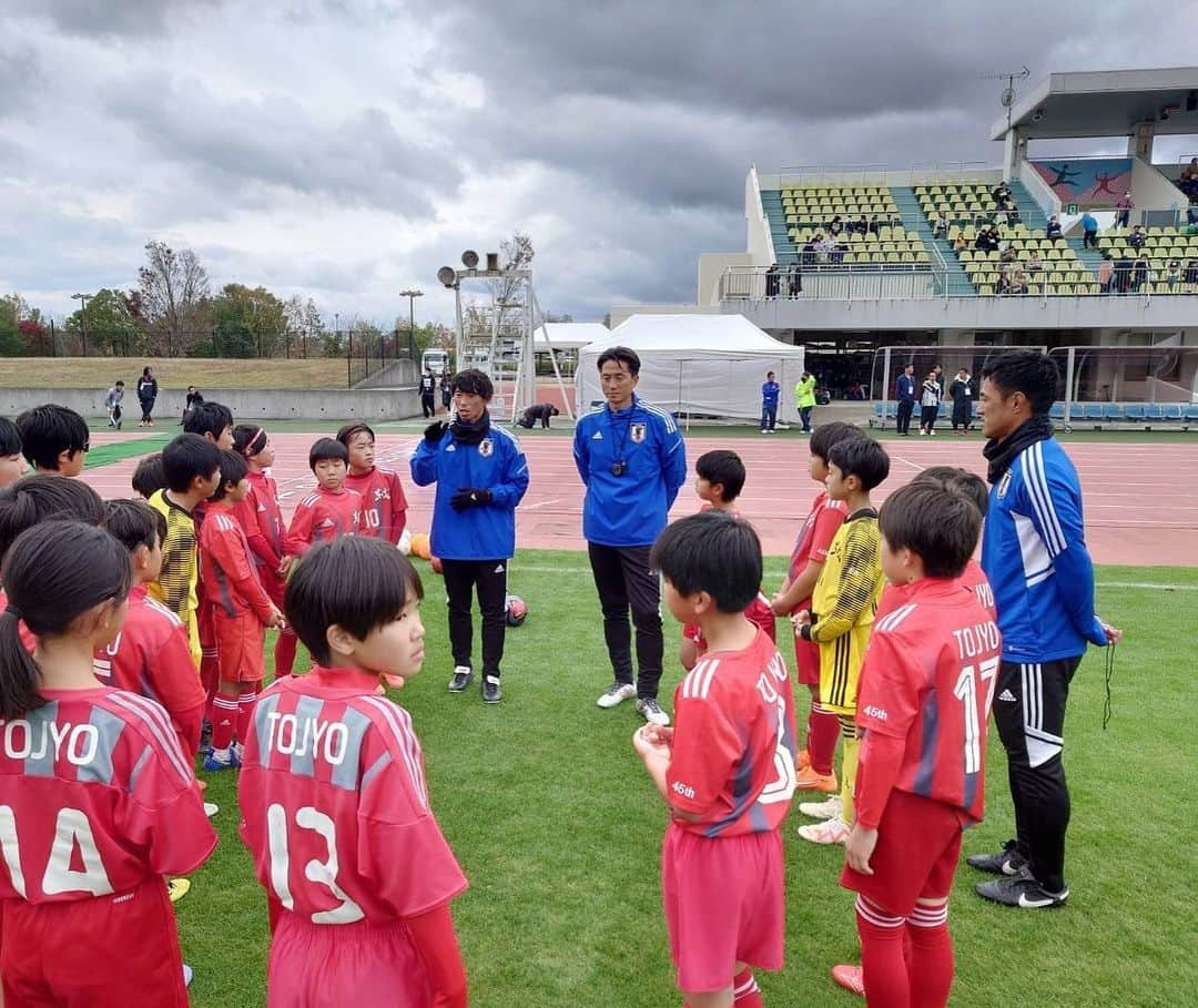 福西崇史さんのインスタグラム写真 - (福西崇史Instagram)「. 宝くじドリームサッカーin庄原市⚽️ . 冬かと思うくらい寒く感じる気温でしたが、 子供達も元気でした〜♫ . ドリームマッチは、当然勝利💪 こちらには負けず嫌いが多いので…笑🤣 . 楽しいってのが1番✌️✌️ . #宝くじドリームサッカー #庄原市 #広島県 #元日本代表 #soccer #kids #enjoy #寒い #総括 #指導 #駒野友一 #佐藤寿人」11月12日 18時58分 - takashi_fukunishi