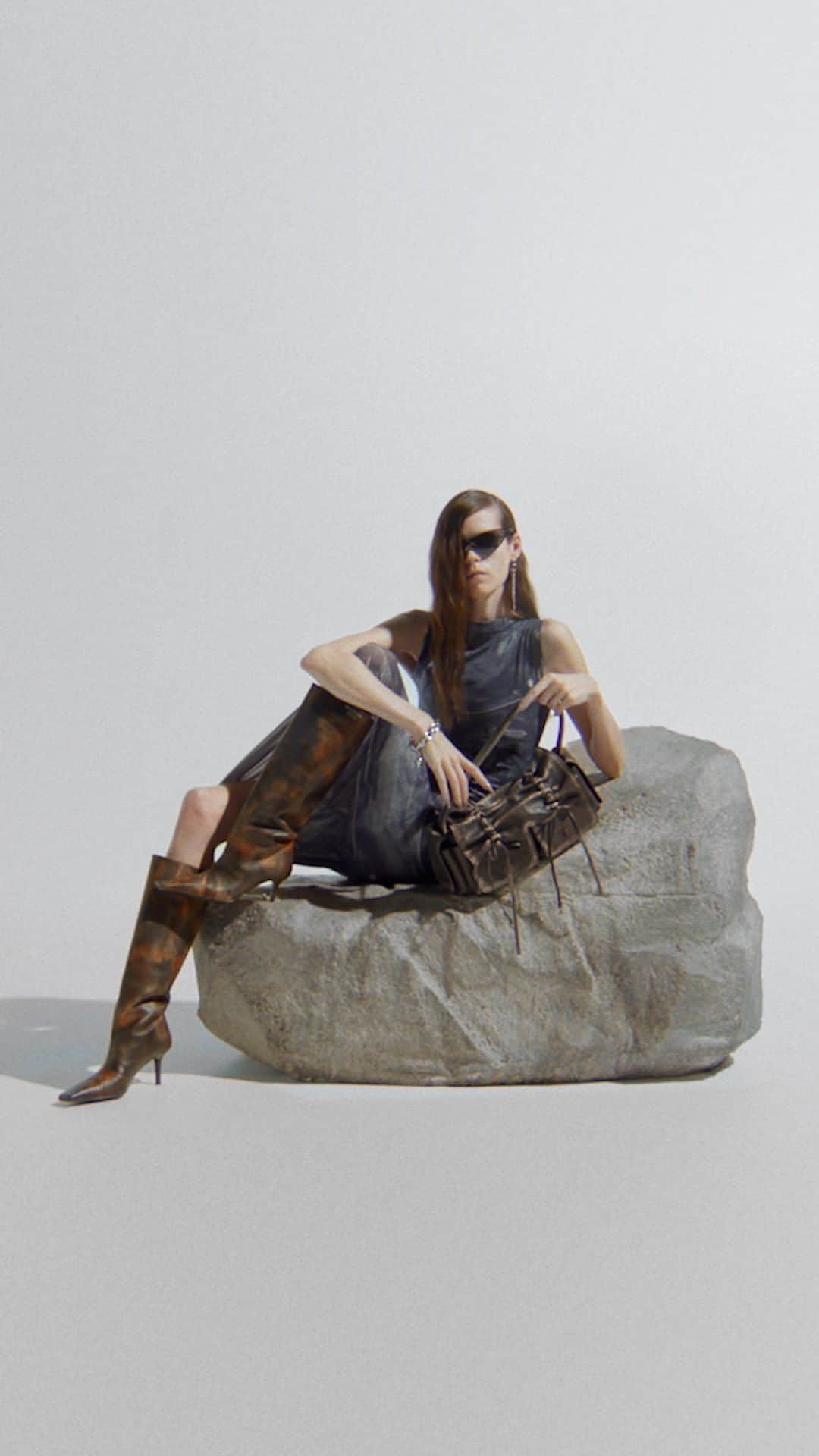 のインスタグラム：「Optical illusion. New #AcneStudios trompe l’oeil pieces and FW23 leather accessories, available now in store and at acnestudios.com   Photographer: @EstelleHanania Stylist: @Leopolda.Duchemin Hair: @TomWrightHair Make-Up: @Masae__Ito Set Design: #AliceKirkpatrick (@Alicekpk)  Casting: @JuliaLangeCasting Nails: @ElsaDurrens」