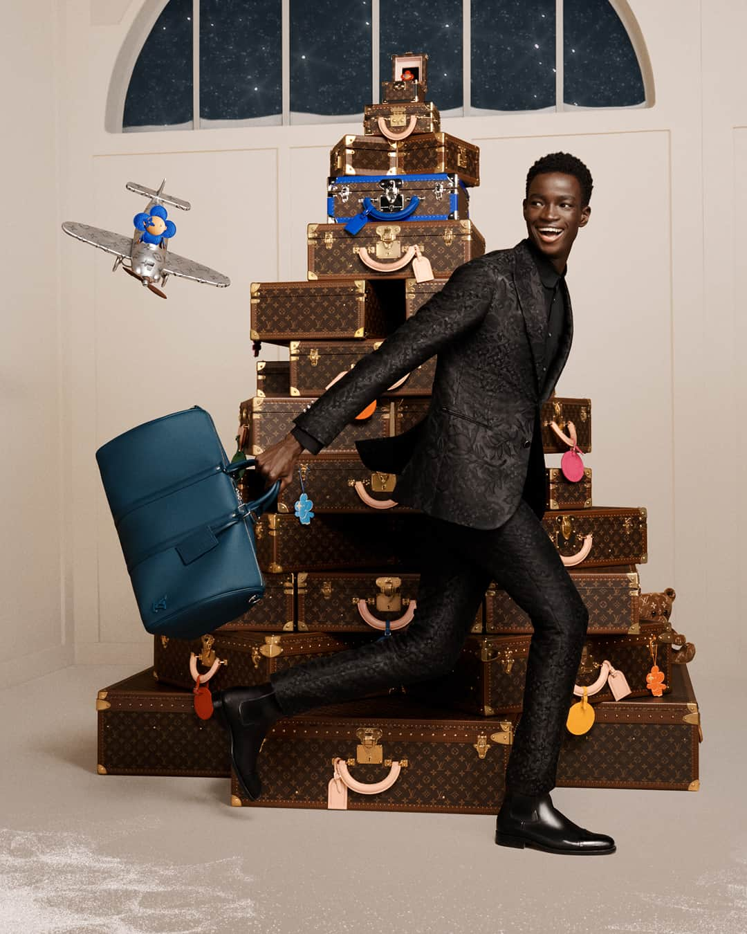 ルイ・ヴィトンのインスタグラム：「Holiday Season. Embark on a boundless voyage with Louis Vuitton's festive favorites for Men. From beautifully-crafted leather goods to alluring shoe designs, the hand-picked seasonal selection captivates with the Maison's enchanting style codes. Discover the Holiday Gift Guide via link in bio.  #LVGifts #LouisVuitton」