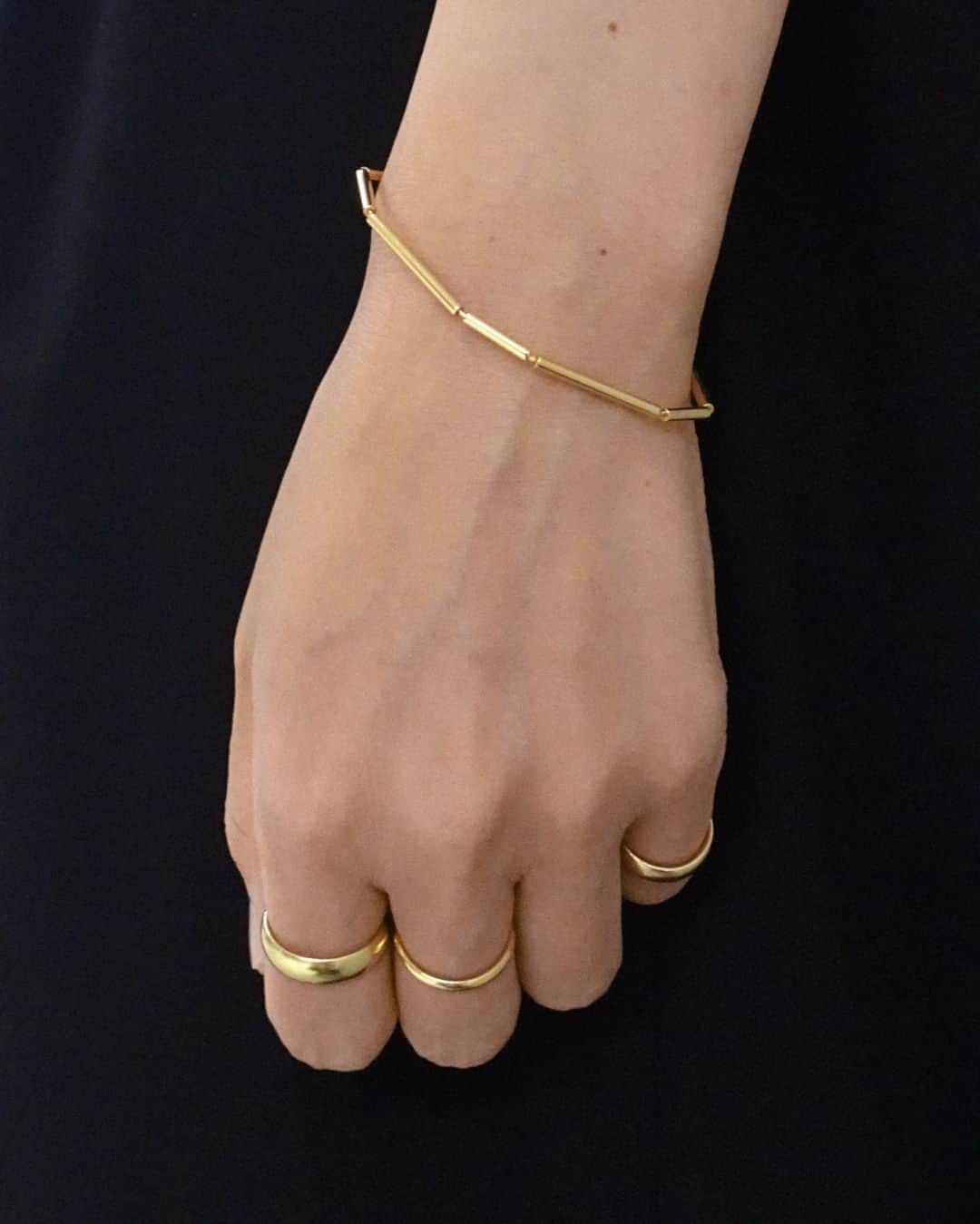 SHIHARAのインスタグラム：「Michael Anastassiades + Shihara Collection's bracelet and Shihara Oval Rings.  #shiharamichaelanastassiades #shihara #michaelanastassiades #ShiharaBraidal」