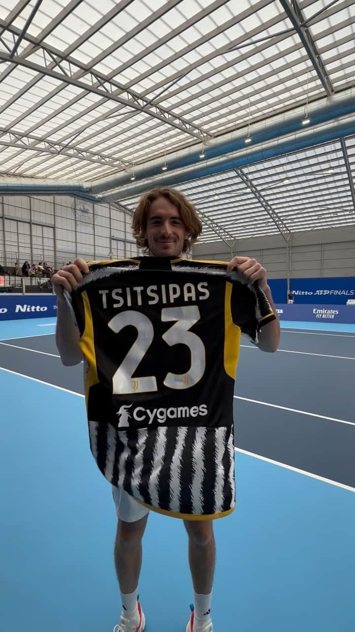 ステファノス・シチパスのインスタグラム：「@stefanostsitsipas98 greeted in style 🦓 living the true Turin experience 🎾⚽️」