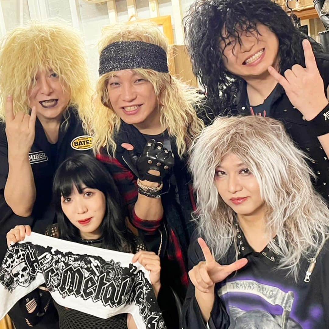 YOFFYのインスタグラム：「SUPER ROCK Labo Vol.2 高円寺Club ROOTS！ 無事しゅーりょー！ 最後のセッションまで盛り上がったね🔥 熱い声援送ってくれた皆さんありがとうございました😊 #ヘアメタル研究会 #世界歌謡大将 #irdia  【Setlist】 The Final CountDown You Give Love A Bad Name Separate Ways It's My Life Here I Go Again Don't Tell Me You Love Me Enter Sandman  encore Rock and Roll All Nite」