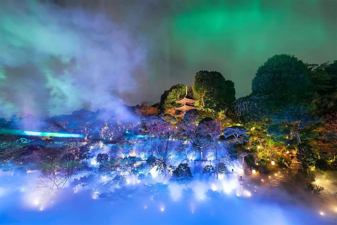 ホテル椿山荘東京のインスタグラム：「. 全天に広がる美しいオーロラ♪ 冬の風物詩「森のオーロラと東京雲海」をぜひご体験ください！ A beautiful aurora filling the night sky!  @hotelchinzansotokyo_official  #aurora　#tokyoseaofclouds　#sky  #オーロラ #東京雲海 #絶景ホテル #庭園」