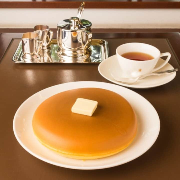 レッツエンジョイ東京さんのインスタグラム写真 - (レッツエンジョイ東京Instagram)「王道ホットケーキを緑に囲まれたテラスで🥞🌲  乃木坂にある「ウエスト青山ガーデン」は、緑豊かなガーデンを望むテラス席があるお店。  人気のメニューは、一枚一枚丁寧に焼き上げた定番の「ホットケーキ」。表面にナイフを入れるとサクッと音がするほど香ばしく焼けており、中はしっとりながらもふんわりやさしく包み込まれるような食感なのだとか。  ガーデンを眺めながら、のんびり穏やかな時間を過ごして☺  🔸ウエスト青山ガーデン @ginzawest_official 📍東京都港区南青山1-22-10 🚉乃木坂  #レッツエンジョイ東京 #おでかけ #おでかけスポット #東京 #乃木坂 #ウエスト青山ガーデン #青山ガーデン #ホットケーキ #ホットケーキ部 #パンケーキ #パンケーキ巡り #パンケーキ部 #青山グルメ #青山ランチ #青山スイーツ #青山カフェ #乃木坂カフェ #喫茶店 #喫茶室 #テラス席のあるカフェ #テラス席のあるお店 #カフェ巡り #カフェ好き #カフェ部 #東京カフェ巡り #カフェ #東京カフェ #スイーツ」11月12日 19時01分 - lets_enjoytokyo