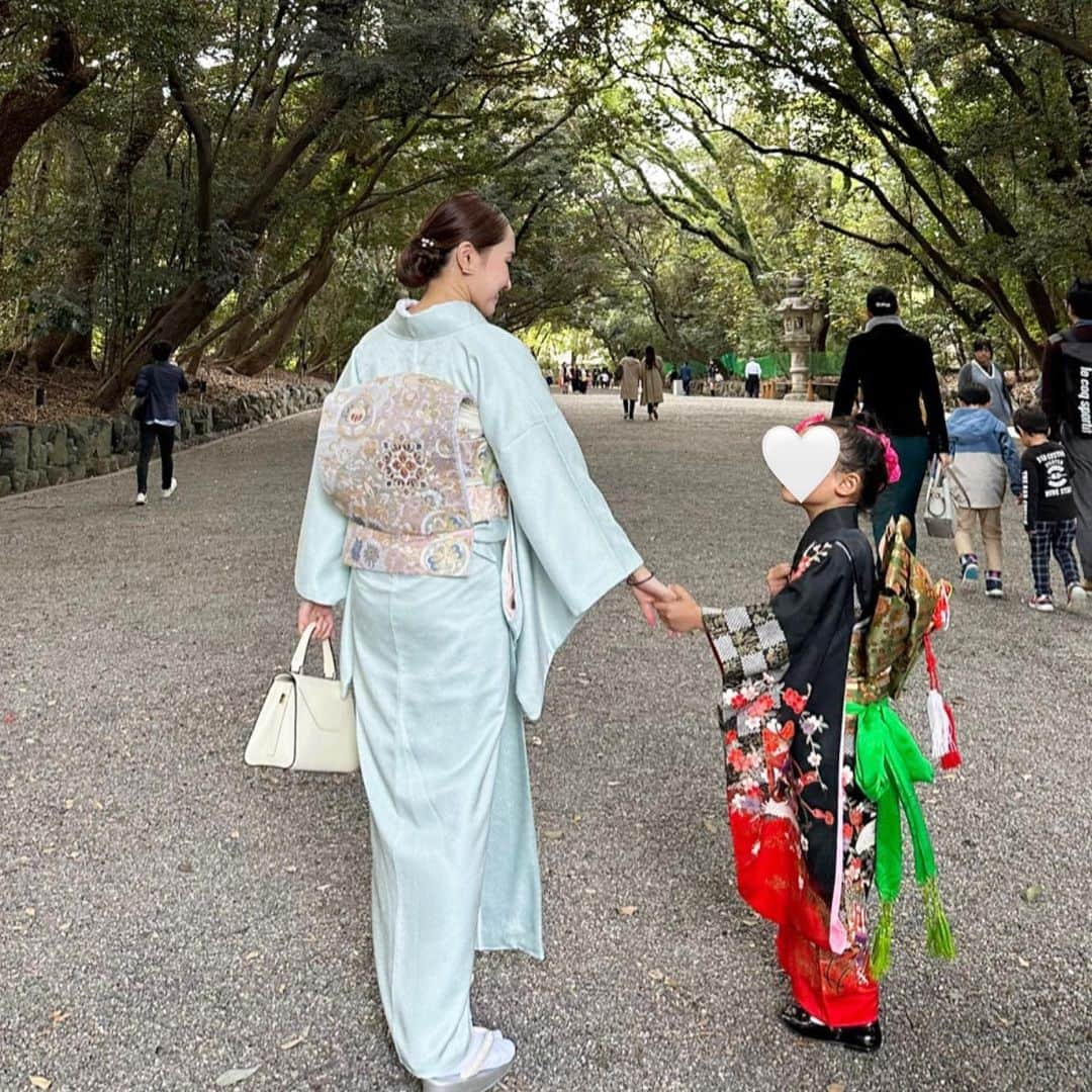 kyoco_ococのインスタグラム：「娘の七五三 お天気にも恵まれて 無事に終えてほっと😌✨  あっという間に大きくなって しっかり者の娘に助けられることもしばしば...🙊笑  天真爛漫という言葉がぴったりな娘 じーじとばーばにも会えて嬉しかったね🥰 これからもそのまま 大きくなってね♥️  #七五三#七五三詣り#母娘#熱田神宮#お着物」