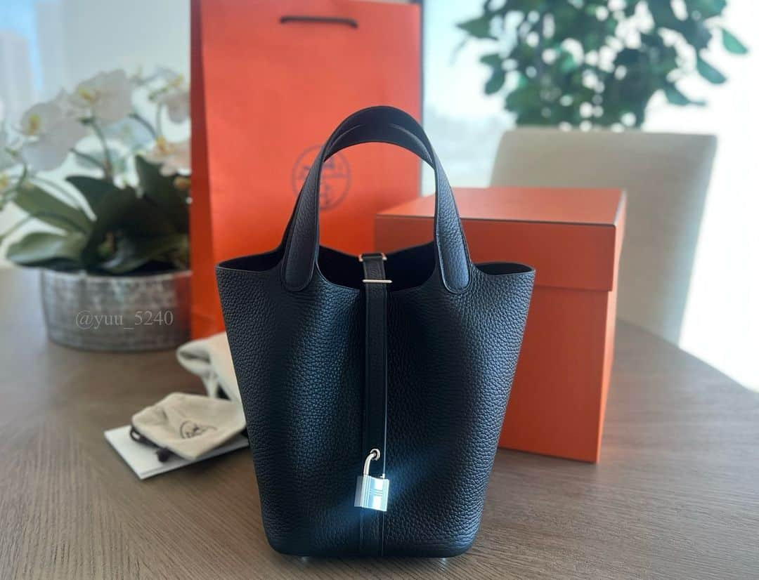 三好ユウのインスタグラム：「ハワイでお世話になっている方々から🐴I got a present. @hermes  ⁡ Picotin Lock PM Noir Blackを頂きました🙇‍♀️ 黒は使う率激高色だから嬉しい🥹✨ 今回の旅にも使用しています✈️ 本当に周りの人達に恵まれている… ⁡  相変わらずアラモアナ店は品数が豊富みたいです👀🏝️  ⁡ ⁡  #エルメス#ピコタンロックpm #アラフォーファッション#hermes#hermespicotin #感謝#粉我#좋아요환영」