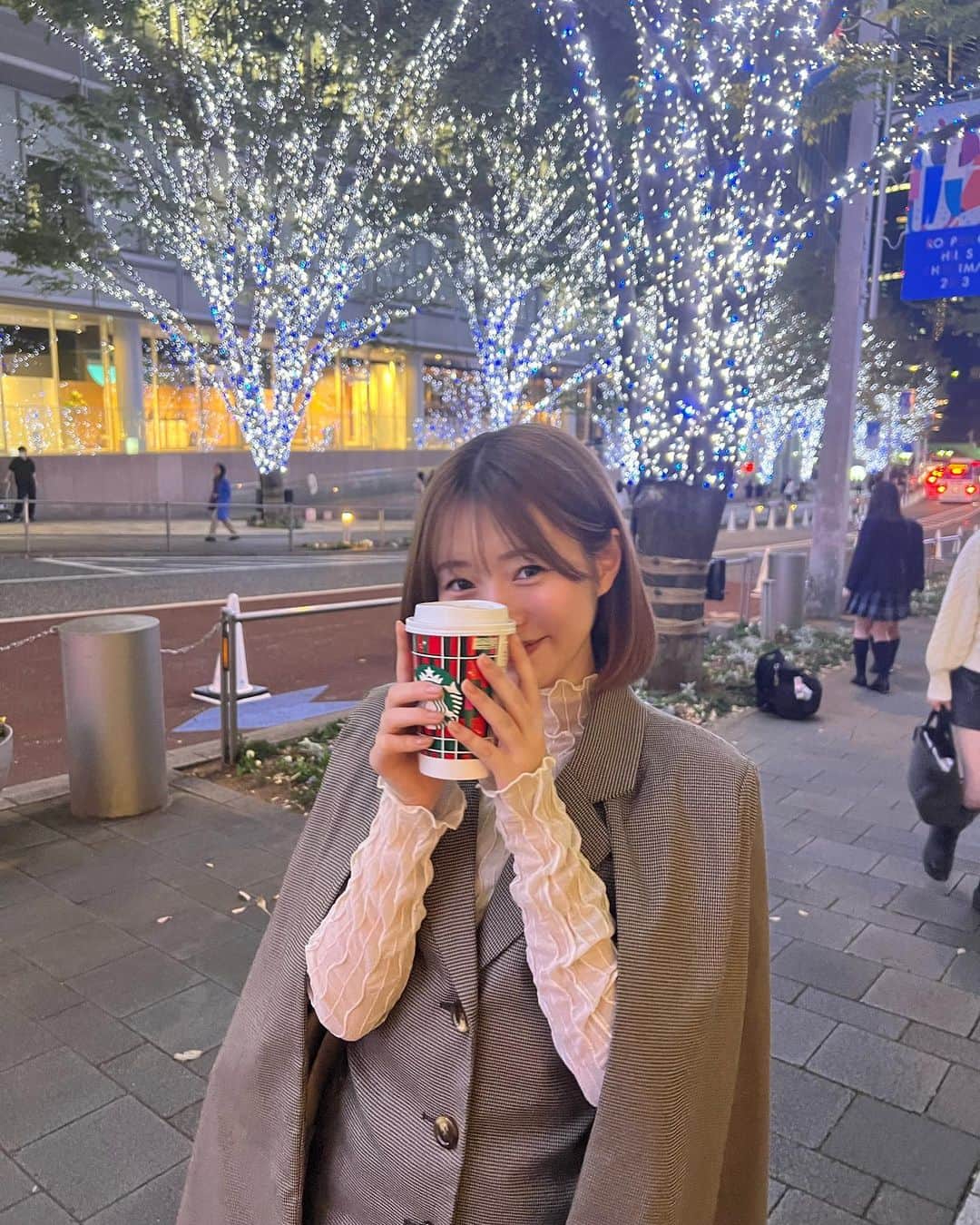 のインスタグラム：「もう冬だね☃❄   #六本木  #六本木ヒルズ  #イルミネーション  #東京イルミネーション  #winter  #ootd  #04」