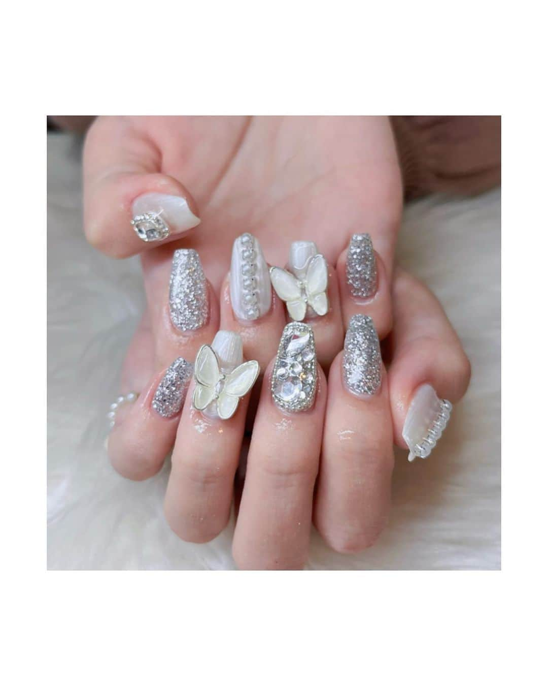 川瀬あやめ（ukka）さんのインスタグラム写真 - (川瀬あやめ（ukka）Instagram)「・ new nail🌠  #埋めつくしネイル #キラキラネイル #ジェルネイル #パーツネイル #川瀬あやめ #ukka」11月12日 19時02分 - ayame_kawase