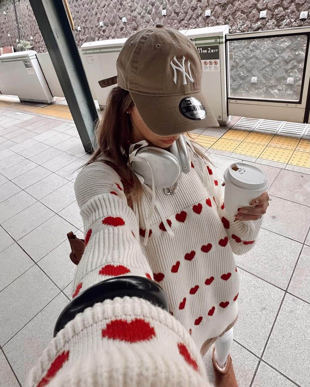 ✷kana✷さんのインスタグラム写真 - (✷kana✷Instagram)「ストーリー載せたら死ぬほど質問きた ❤️ニット　@freaksstore_official のです！ 可愛いとたくさん言っていただけてうれし照  この格好で出たらさんむかったーーーーー❄️  #looks#freaksstore#heartknit#knitstyle#uggboots#데일리룩#니트코데#하트무늬#150cmコーデ#❤️❤️❤️」11月12日 19時02分 - xxkana513xx