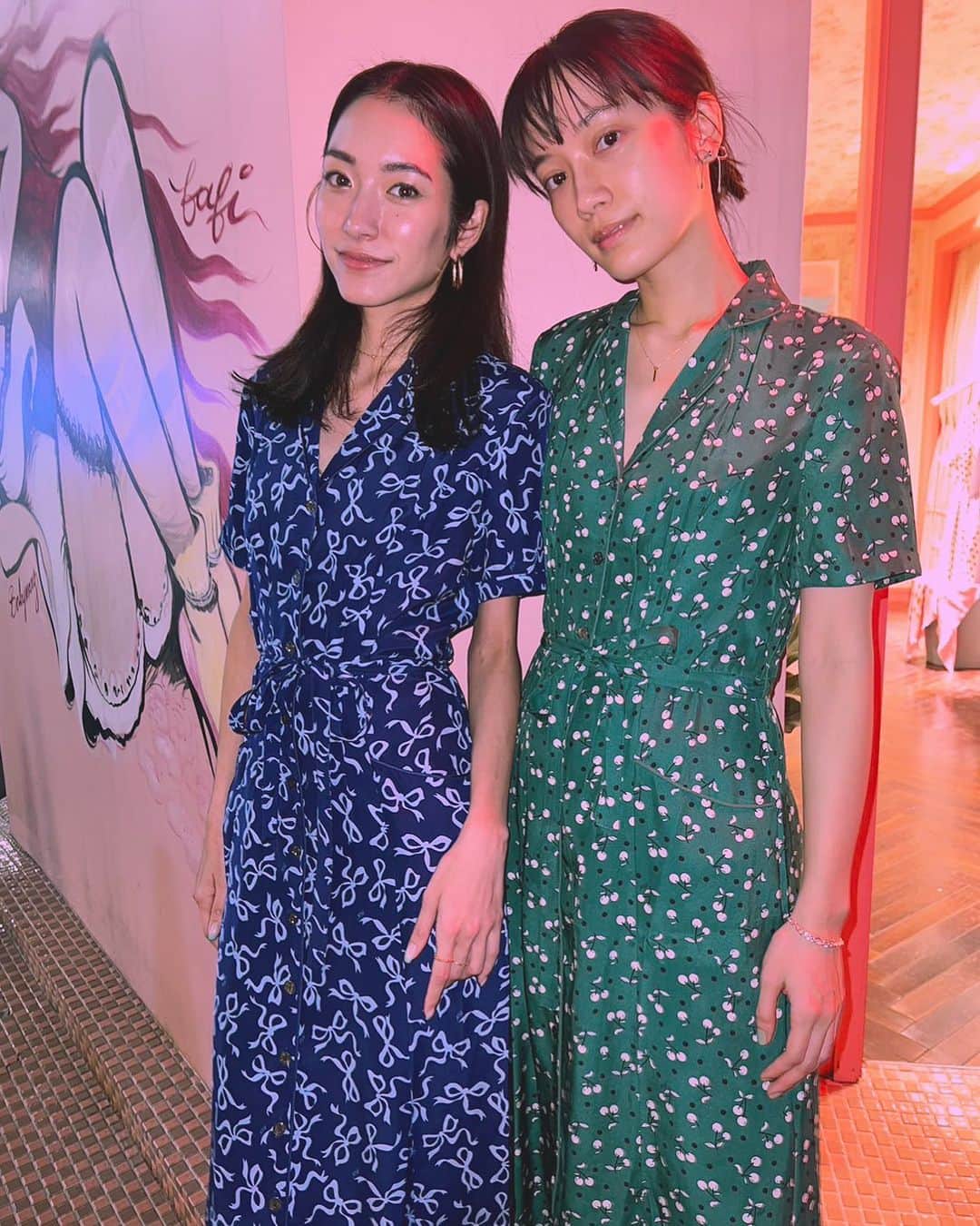 falinetokyoのインスタグラム：「HVN Silk Long Maria Dress👗🎀  📍　@missfaline   前開きボタンにパイピングが印象的 ポケットもゆったりあり 他のドレスよりリラックスフィット目な Maria Dress Silk カーディガンとも相性がいいのでオールシーズン着れます  model @sayobaby @mari_ka95  Thank you💓」