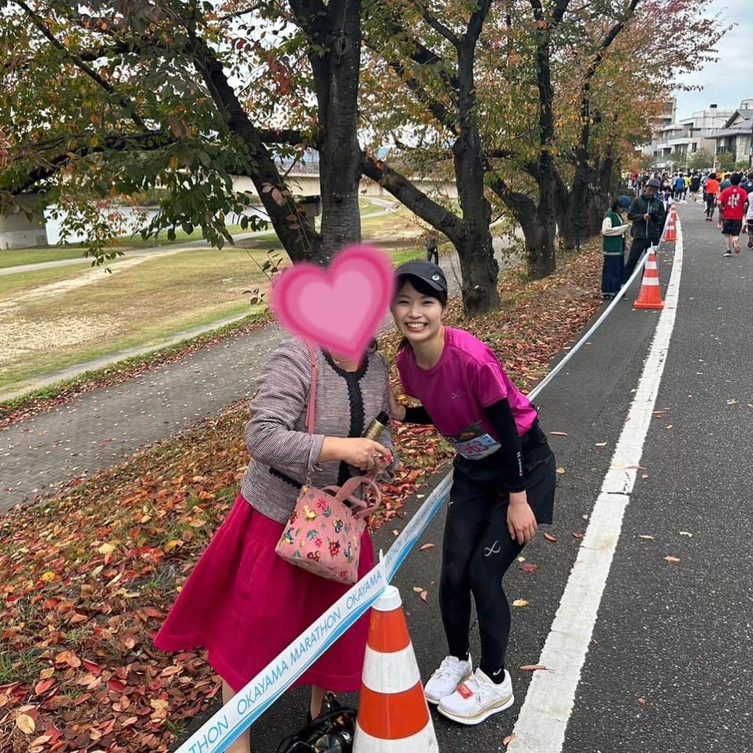 唐川美音さんのインスタグラム写真 - (唐川美音Instagram)「おかやまマラソン2023  人生2度目のフルマラソン出場。 今年は5時間28分で完走できました！ 途切れない沿道の応援が力になります。 母も応援に駆けつけてくれました☺️ よし！来年も頑張るぞ✨  #おかやまマラソン2023 #完走」11月12日 19時12分 - mio_karakawa
