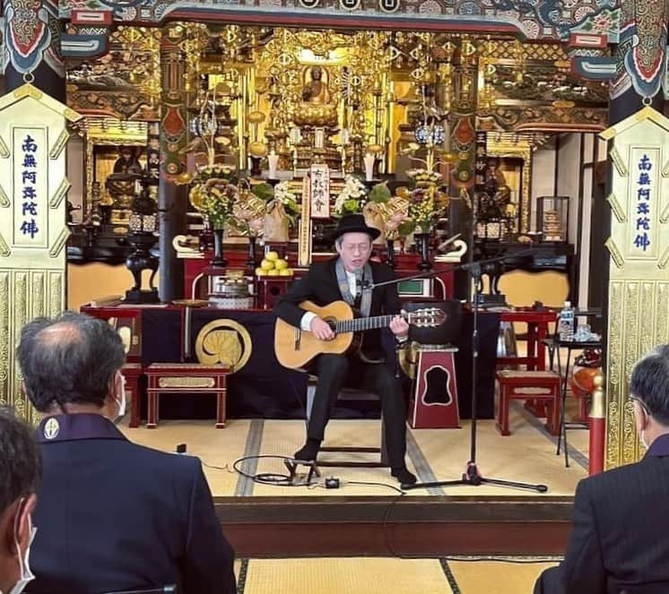 武藤昭平さんのインスタグラム写真 - (武藤昭平Instagram)「長野市安養寺「十夜法要」にて無事歌を奉納させて頂きました。ありがとうございました。ワタクシなりの仏教話を交えたライブ。僧侶の皆様や檀信徒の皆様に楽しんで頂けたら、これ幸い。 これを機会にまたよろしくお願いします。もちろん他の寺院様も機会があれば是非呼んで頂きたく存じます(営業！笑)  普段は非公開である武田信玄の持念仏である「不動様」を拝ませてもらえたのは、貴重な体験です！アガリました！  #武藤昭平 #仏教 #浄土宗 #安養寺」11月12日 19時13分 - syoheimuto