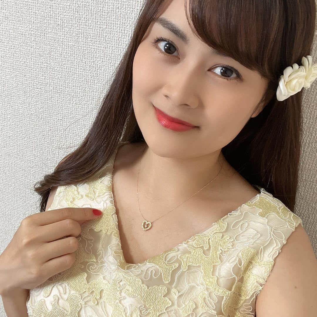 野本愛さんのインスタグラム写真 - (野本愛Instagram)「Jeweluce @jeweluce_official の K18ゴールドのハートネックレス❤️  リボンのようなデザインのハート部分には ダイヤが敷き詰められていて 真ん中のダイヤは揺れるの🥰💕 チェーンもキラキラ輝くんだよ✨✨✨ 可愛すぎる💖💖💖  やっぱりダイヤモンドがついてるのが好き😘💎 気分が上がる〜😍😍😍  宝石は綺麗なだけでなく 1番のパワーストーンでお守り💎✨ クリスマスプレゼントにもいいね🎄🎁  15万円くらいのクオリティがある ネックレスだからお値段安い〜🥰✨  #jeweluce #ハートネックレス #ダイヤネックレス #ゴールドネックレス #k18ネックレス #山梨ジュエリー  #クリスマスプレゼント #誕生日プレゼント #彼女プレゼント #プレゼントに最適 #プレゼントにおすすめ  #自分にご褒美 #ジュエリー #ジュエリー好き  #heartnecklace #japanesejewelry」11月12日 19時13分 - himemode