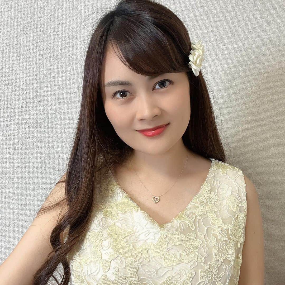 野本愛さんのインスタグラム写真 - (野本愛Instagram)「Jeweluce @jeweluce_official の K18ゴールドのハートネックレス❤️  リボンのようなデザインのハート部分には ダイヤが敷き詰められていて 真ん中のダイヤは揺れるの🥰💕 チェーンもキラキラ輝くんだよ✨✨✨ 可愛すぎる💖💖💖  やっぱりダイヤモンドがついてるのが好き😘💎 気分が上がる〜😍😍😍  宝石は綺麗なだけでなく 1番のパワーストーンでお守り💎✨ クリスマスプレゼントにもいいね🎄🎁  15万円くらいのクオリティがある ネックレスだからお値段安い〜🥰✨  #jeweluce #ハートネックレス #ダイヤネックレス #ゴールドネックレス #k18ネックレス #山梨ジュエリー  #クリスマスプレゼント #誕生日プレゼント #彼女プレゼント #プレゼントに最適 #プレゼントにおすすめ  #自分にご褒美 #ジュエリー #ジュエリー好き  #heartnecklace #japanesejewelry」11月12日 19時13分 - himemode