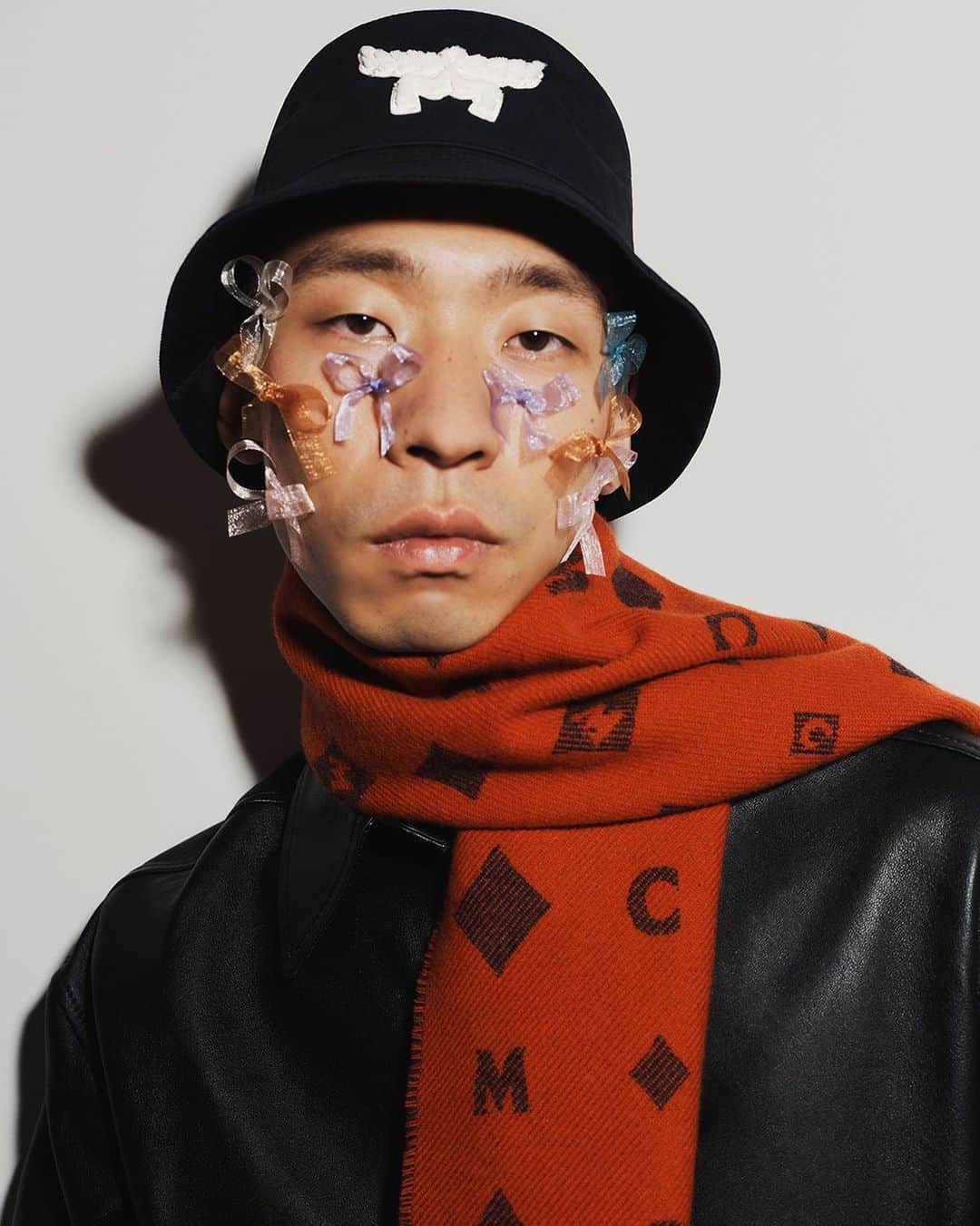 エムツェーエムのインスタグラム：「Wrap yourself in something special.   #MCMholiday」