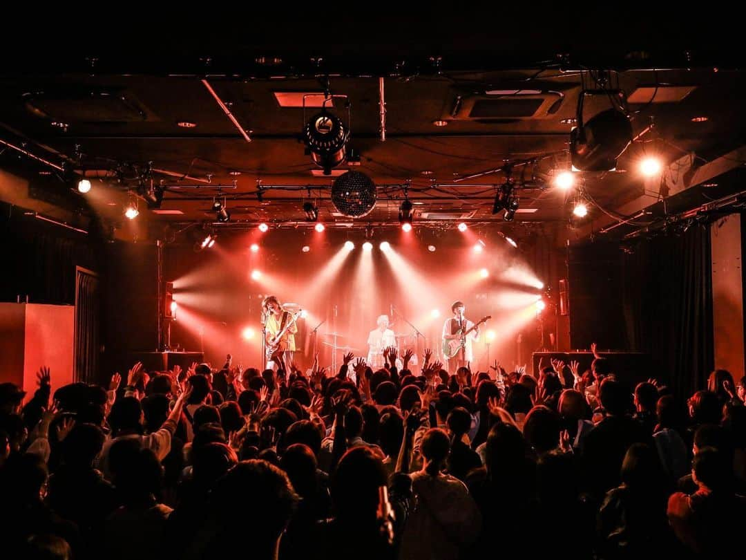 おいしくるメロンパンのインスタグラム：「. 「おいしくるメロンパン answer tour - 結ぶリボンの方程式 - 」＠香川・高松 DIME🏳  約２年半ぶりの会場で、皆さんと楽しいステージになりました✨  お越しいただいた皆様、ありがとうございました！  次のライブは、11/19(日)「おいしくるメロンパン answer tour - 結ぶリボンの方程式 - 」＠新潟 GOLDEN PIGS RED！ よろしくお願いします！  #おいしくるメロンパン #結ぶリボンの方程式」