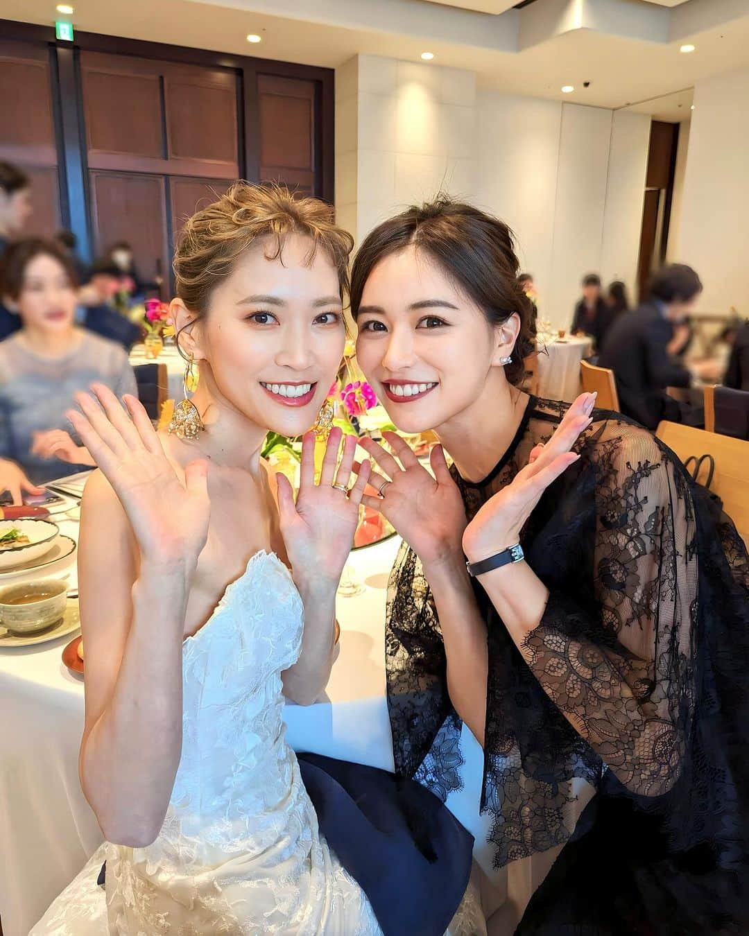 石井里奈のインスタグラム：「今日は大好きなおなつの結婚式でした🥹👗💓‪ . 結婚式の前から前撮りの写真を見せてもらうなり泣き、あーもう絶対本番泣いちゃうなぁと思ってたんだけど、チャペルで綺麗なおなつが出てきた瞬間に涙溢れてるきちゃって😭💓‪ もう家族みたいな存在なので、本当に幸せになって素敵な人に出会えてよかったなぁって涙ポロポロ😭 . 座席表の手紙読んでポロポロ、披露宴中に突然インタビューでおなつとの思い出聞かれてポロポロ、思い出なんてありすぎて全部最高で選べませんとか号泣しながら言ってた私😂笑 . とにかく親友が幸せそうで本当に幸せ分けて貰えた素敵なおなつらしい式でした👏沢山デザートもあるし、おしゅしがいるのもさすが🍣 . ワンピースは @celford_official  ピアスはおなつが誕生日にくれた @official_mikimoto  ヘアは @himeri_ammy にしてもらいました！ . 今日は余韻に浸りながらゆっくり寝ます💓‪ 沢山泣いたから目が腫れそう😂😂 またコーデとか投稿するね💓‪ . #結婚式 #wedding #weddingdress #andaztokyo #andaztokyowedding #ウェディング #結婚式コーデ #結婚式ヘアアレンジ #アンダーズ東京 #アンダーズ東京ウェディング」