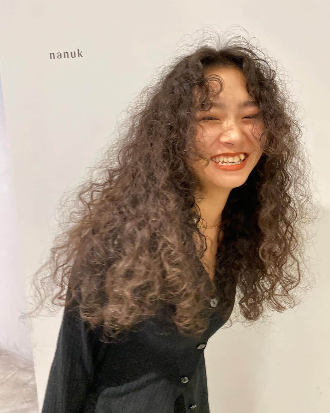nanukさんのインスタグラム写真 - (nanukInstagram)「super long のheardpermは 適度な抜け感でリアルな海外の人のくせ毛を演出。 この抜け感のあるハードパーマはナヌークで是非。 しっかり巻くだけじゃだめなのです。 . hair / @asako.nanuk  . #guestnanuk . #ロングパーマ#パーマ#パーマヘア#パーマスタイル#パーマカラー#くるくるパーマ#ニュアンスパーマ#スパイラルパーマ#ウェーブパーマ#簡単ヘアアレンジ#ヘアアレンジ#パーマロング #ロングヘアー#ロングスタイル#ロングレイヤー#ロングアレンジ#ドライ#dry#ドライヘアー#dryperm#dryhair#ドライパーマ#渋谷美容室」11月12日 19時12分 - nanukhair