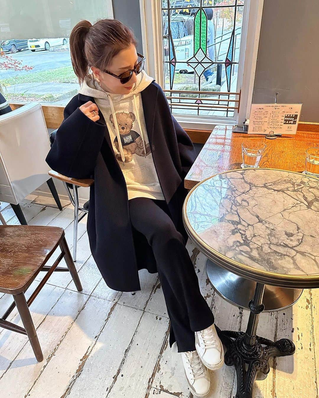 chiyo1173さんのインスタグラム写真 - (chiyo1173Instagram)「#outfitoftheday  韓国で買った @marithe_kr のくまフーディ🧸  coat、pants、bag #deuxiemeclasse  #ドゥーズィエムクラス  tops #marithefrancoisgirbaud #마리떼프랑소와저버  #マルテフランソワジルボー  shoes #goldengoose #ゴールデングース  今日は一気に気温下がって寒い！！ 慌ててコート出しました。 先週まで夏日で日中は半袖の気温だったのに、 寒暖差大きすぎて身体がついていけません💦 皆さまも、体調崩さないようにお気をつけくださいね。  #ootd#outfit#instafashion#コーデ#秋コーデ#冬コーデ#大人カジュアル#きれいめカジュアル#大人女子コーデ#スニーカー女子#韓国ブランド#韓国ファッション#韓国ファッションコーデ#低身長コーデ#locari#ロカリ」11月12日 19時21分 - chiyo1173