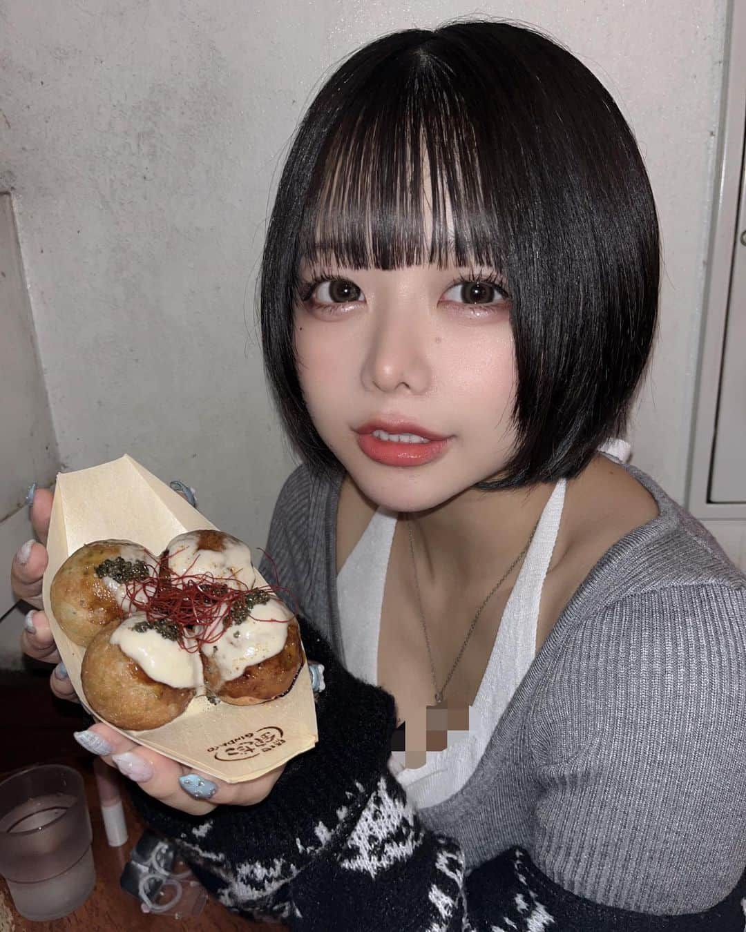 ちなぷぷさんのインスタグラム写真 - (ちなぷぷInstagram)「ラランドさんがコラボしてる銀だこ食べてきたよ〜‼️ちょーおいしかった‼️ 初めてとんぶりというものを食べたかもしれない、、！🥺  . . . . . . . . . #プリント倶楽部 #プリクラ #ぷりくらぽーず #ぷりんと倶楽部　#地雷系女子 #黒髪ボブ #黒髪ボブ前髪ぱっつん #ぱっつん前髪 #ぱっつんボブ　#サブカル女子 #サブカルファッション #自撮り#ボブカット #裾カラー #ブルーカラー #インナーカラー #ボブ #ボブヘアー#サブカル #サブカルファッション #サブカル女子 #ファッション #ファッションコーデ#韓国コーデ#居酒屋 #渋谷グルメ #渋谷カフェ #渋谷居酒屋」11月12日 19時15分 - tina._.nyan