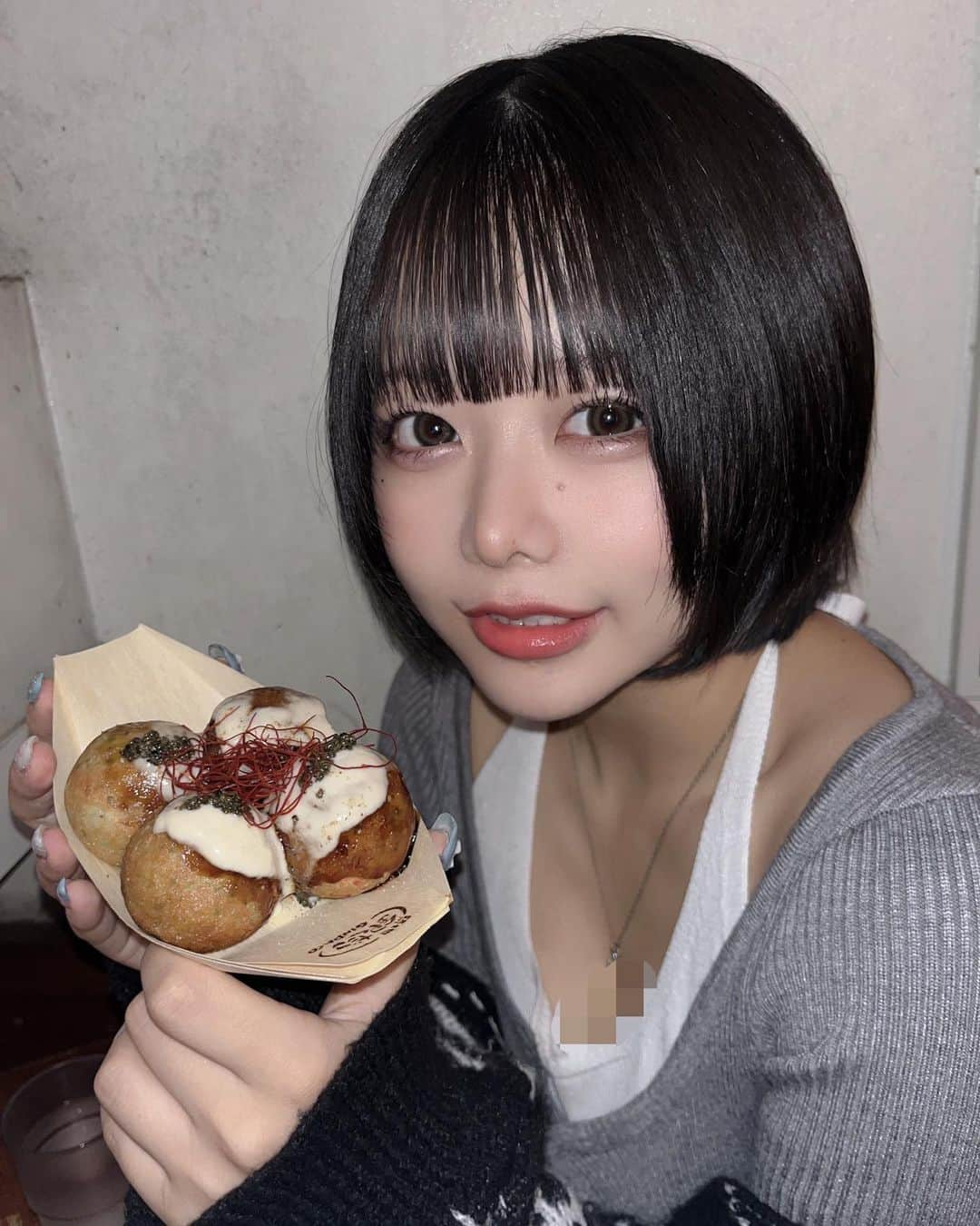 ちなぷぷさんのインスタグラム写真 - (ちなぷぷInstagram)「ラランドさんがコラボしてる銀だこ食べてきたよ〜‼️ちょーおいしかった‼️ 初めてとんぶりというものを食べたかもしれない、、！🥺  . . . . . . . . . #プリント倶楽部 #プリクラ #ぷりくらぽーず #ぷりんと倶楽部　#地雷系女子 #黒髪ボブ #黒髪ボブ前髪ぱっつん #ぱっつん前髪 #ぱっつんボブ　#サブカル女子 #サブカルファッション #自撮り#ボブカット #裾カラー #ブルーカラー #インナーカラー #ボブ #ボブヘアー#サブカル #サブカルファッション #サブカル女子 #ファッション #ファッションコーデ#韓国コーデ#居酒屋 #渋谷グルメ #渋谷カフェ #渋谷居酒屋」11月12日 19時15分 - tina._.nyan